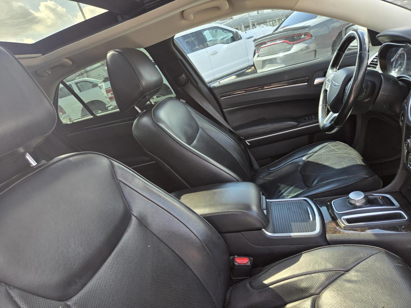 2019 White /Black Chrysler 300 Limited RWD (2C3CCAEG3KH) with an 3.6L V6 SOHC 24V engine, 8A transmission, located at 1842 Wirt Road, Houston, TX, 77055, (713) 973-3903, 29.805330, -95.484787 - Photo#12