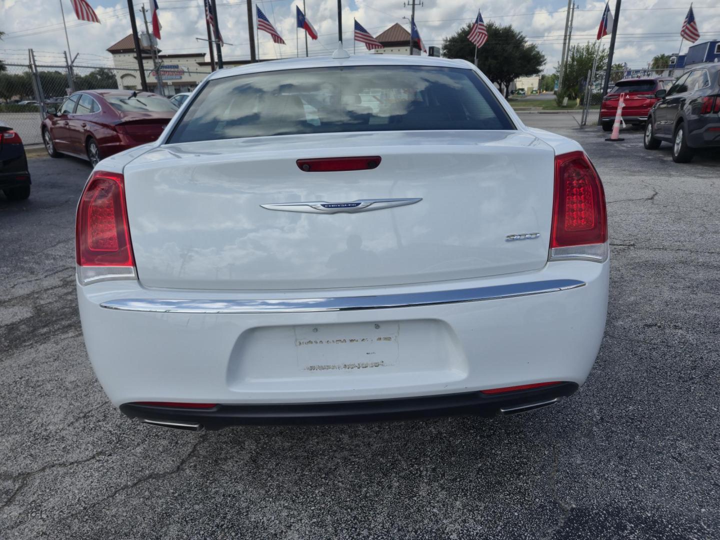 2019 White /Black Chrysler 300 Limited RWD (2C3CCAEG9KH) with an 3.6L V6 SOHC 24V engine, 8A transmission, located at 1842 Wirt Road, Houston, TX, 77055, (713) 973-3903, 29.805330, -95.484787 - Photo#3