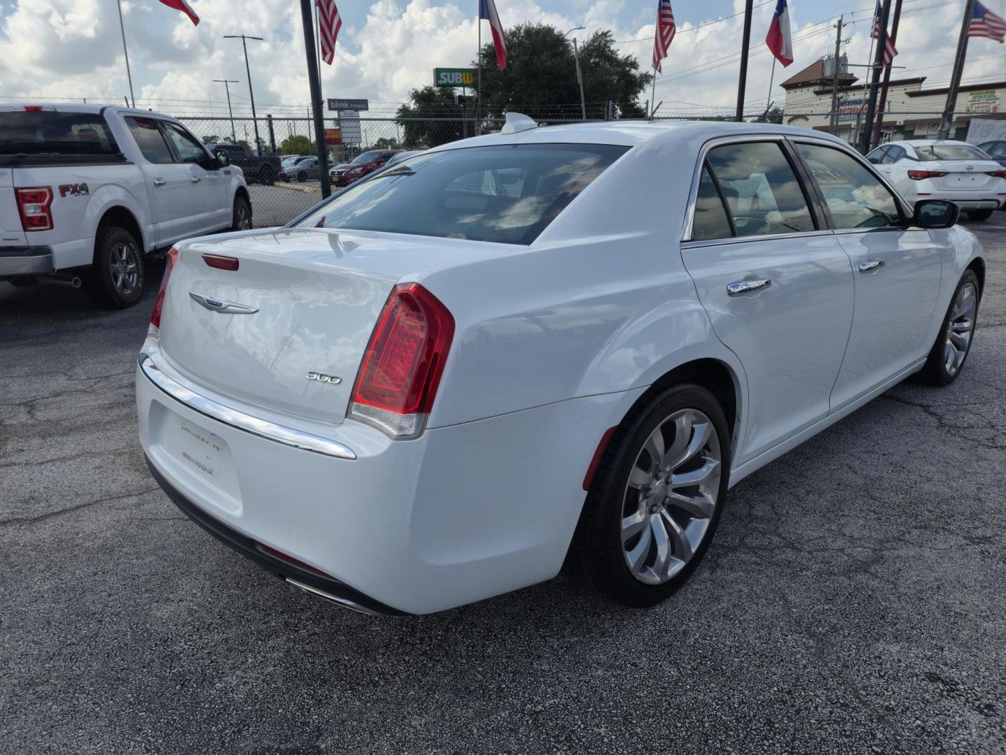 2019 White /Black Chrysler 300 Limited RWD (2C3CCAEG9KH) with an 3.6L V6 SOHC 24V engine, 8A transmission, located at 1842 Wirt Road, Houston, TX, 77055, (713) 973-3903, 29.805330, -95.484787 - Photo#4