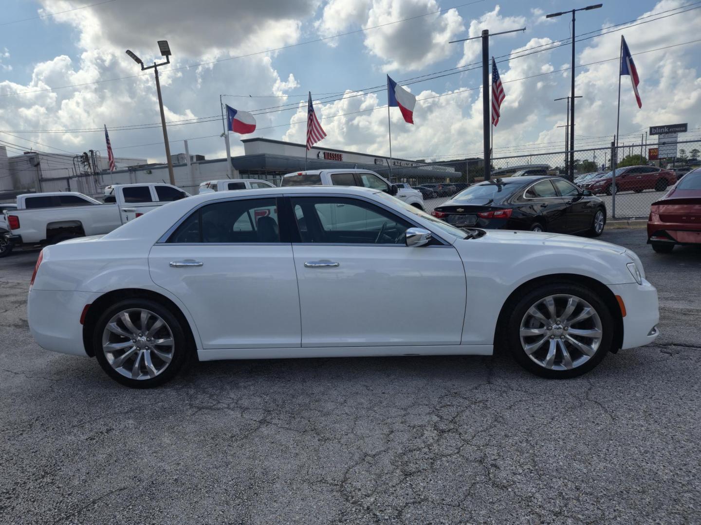 2019 White /Black Chrysler 300 Limited RWD (2C3CCAEG9KH) with an 3.6L V6 SOHC 24V engine, 8A transmission, located at 1842 Wirt Road, Houston, TX, 77055, (713) 973-3903, 29.805330, -95.484787 - Photo#5