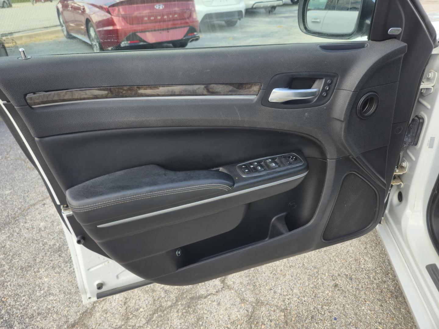 2019 White /Black Chrysler 300 Limited RWD (2C3CCAEG9KH) with an 3.6L V6 SOHC 24V engine, 8A transmission, located at 1842 Wirt Road, Houston, TX, 77055, (713) 973-3903, 29.805330, -95.484787 - Photo#9