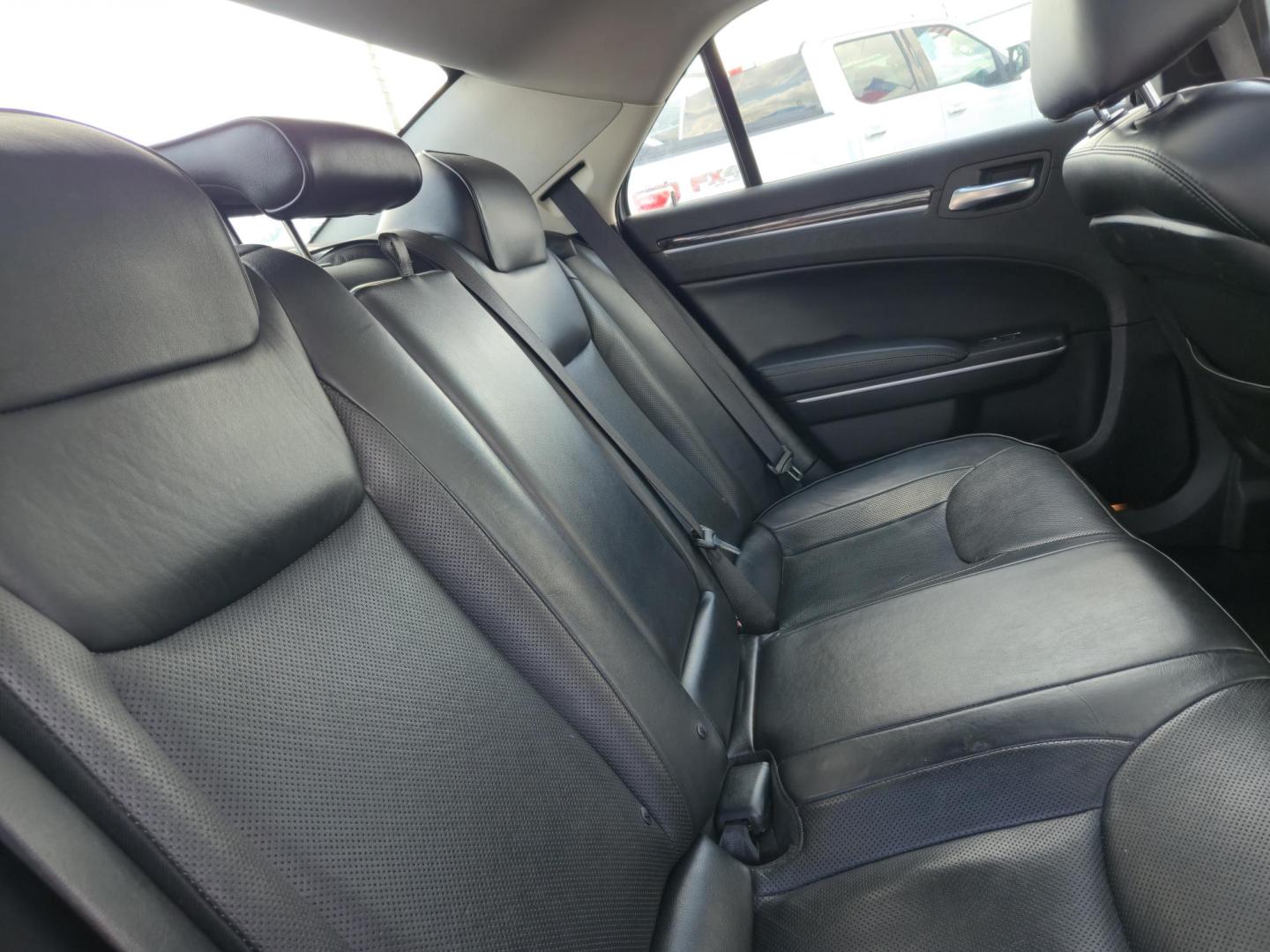 2019 White /Black Chrysler 300 Limited RWD (2C3CCAEG9KH) with an 3.6L V6 SOHC 24V engine, 8A transmission, located at 1842 Wirt Road, Houston, TX, 77055, (713) 973-3903, 29.805330, -95.484787 - Photo#14