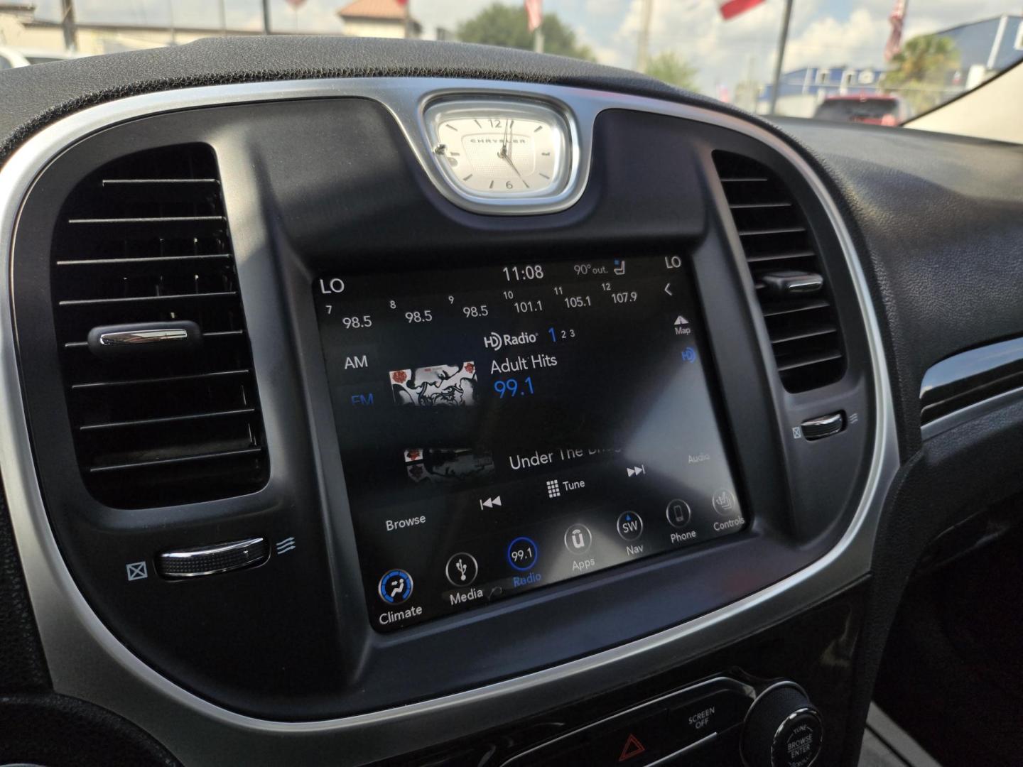 2019 White /Black Chrysler 300 Limited RWD (2C3CCAEG9KH) with an 3.6L V6 SOHC 24V engine, 8A transmission, located at 1842 Wirt Road, Houston, TX, 77055, (713) 973-3903, 29.805330, -95.484787 - Photo#18