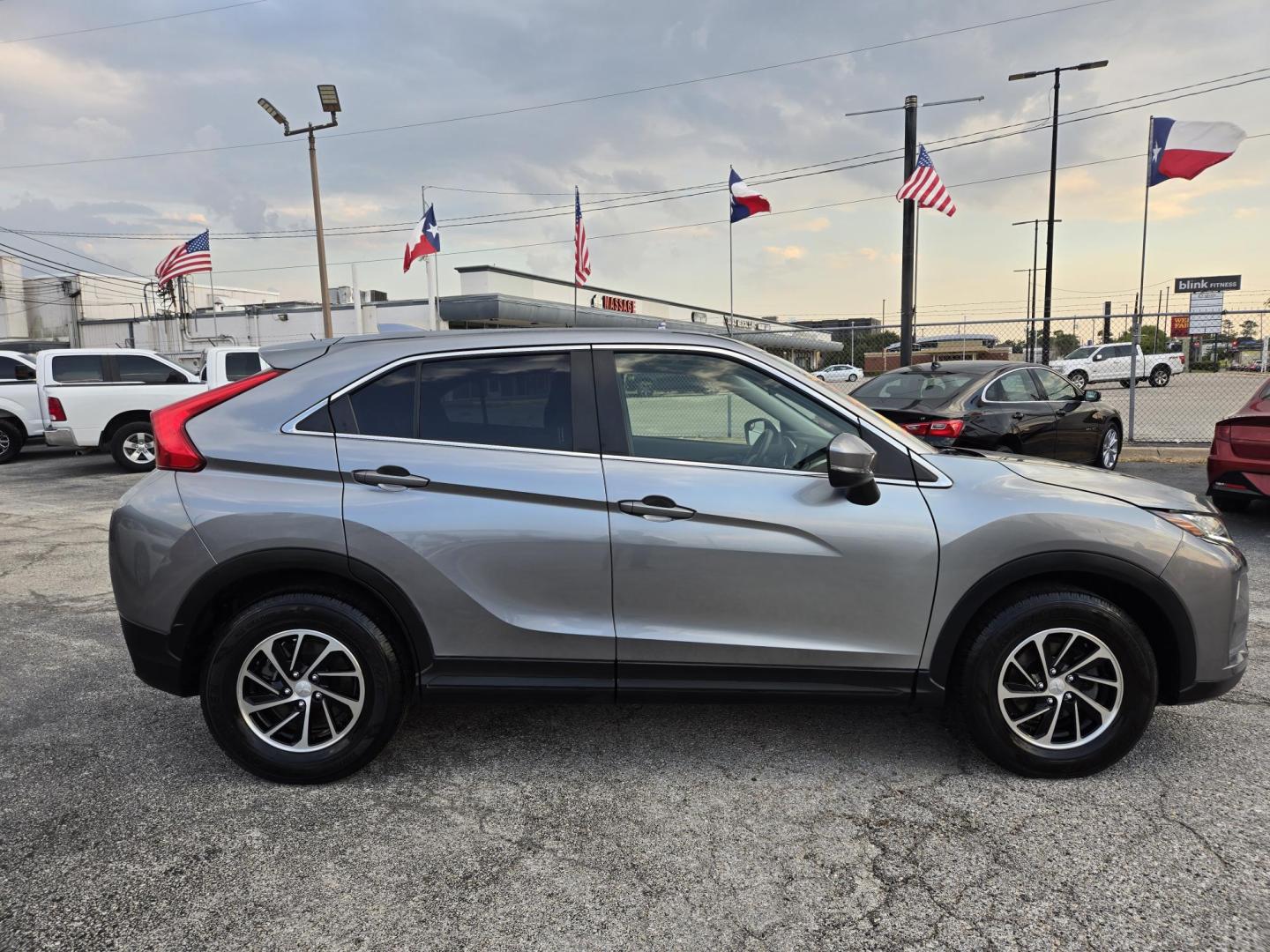 2020 Gray /Black Mitsubishi Eclipse Cross ES (JA4AS3AA0LZ) with an 1.5L L4 DOHC 16V engine, CVT transmission, located at 1842 Wirt Road, Houston, TX, 77055, (713) 973-3903, 29.805330, -95.484787 - Photo#5