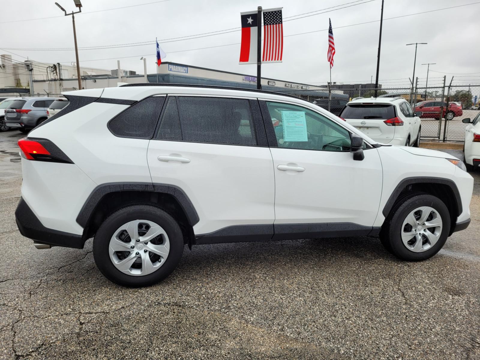 2021 White /GRAY Toyota RAV4 LE (2T3H1RFV3MW) with an 2.5L L4 DOHC 16V engine, 8A transmission, located at 1842 Wirt Road, Houston, TX, 77055, (713) 973-3903, 29.805330, -95.484787 - Photo #4