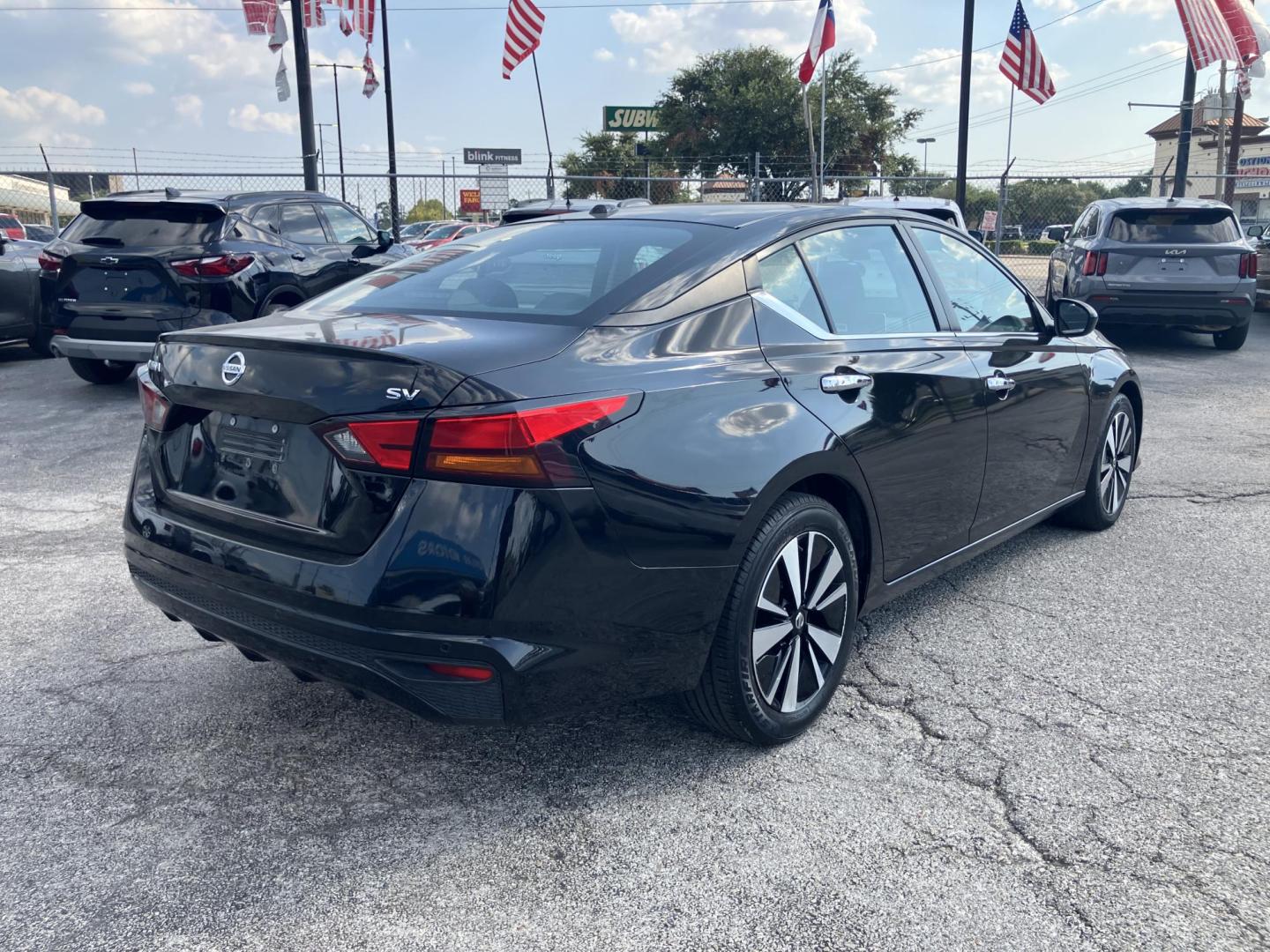 2021 Black /Black Nissan Altima 2.5 SV (1N4BL4DV8MN) with an 2.5L L4 DOHC 16V engine, CVT transmission, located at 1842 Wirt Road, Houston, TX, 77055, (713) 973-3903, 29.805330, -95.484787 - Photo#4