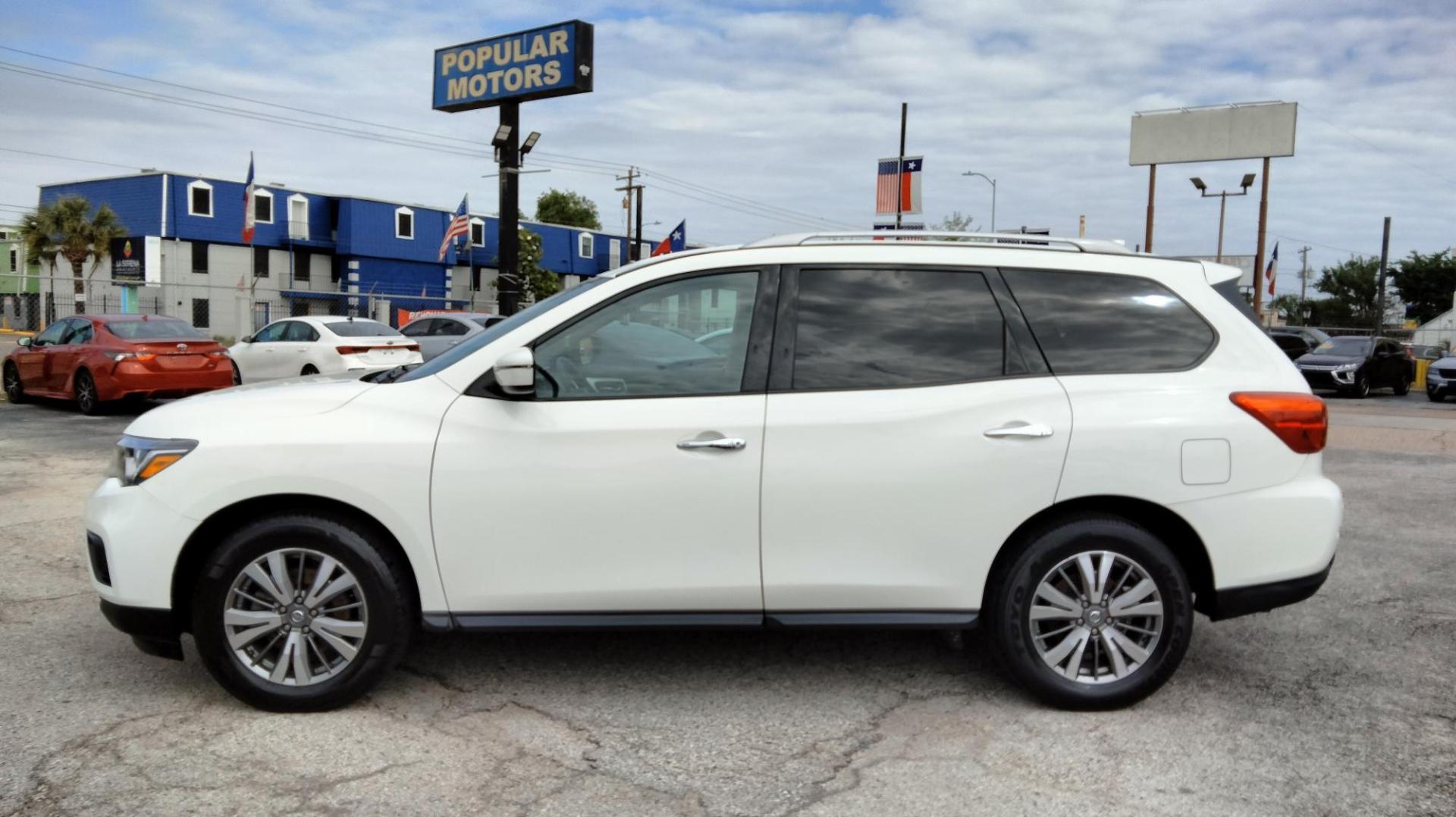2020 White /Black Nissan Pathfinder SV (5N1DR2BN7LC) with an 3.5L V6 DOHC 24V engine, CVT transmission, located at 1842 Wirt Road, Houston, TX, 77055, (713) 973-3903, 29.805330, -95.484787 - Photo#1