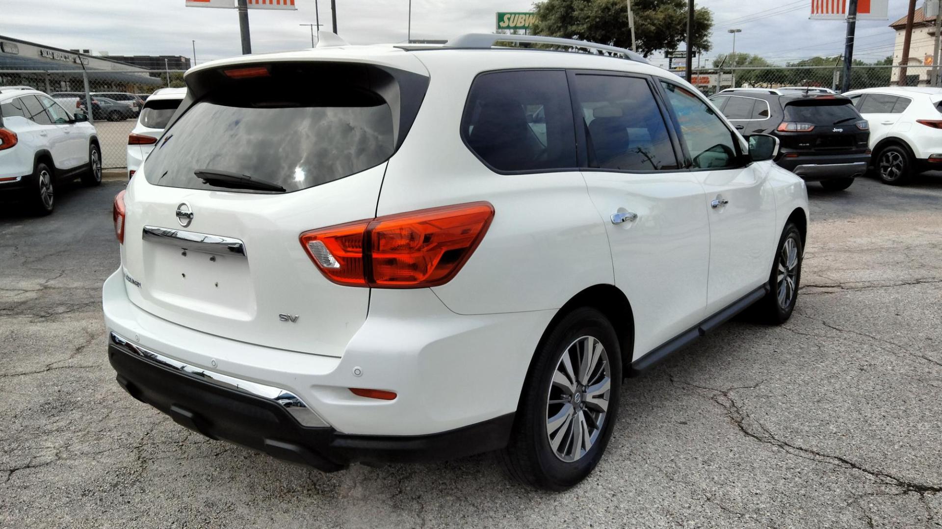2020 White /Black Nissan Pathfinder SV (5N1DR2BN7LC) with an 3.5L V6 DOHC 24V engine, CVT transmission, located at 1842 Wirt Road, Houston, TX, 77055, (713) 973-3903, 29.805330, -95.484787 - Photo#4