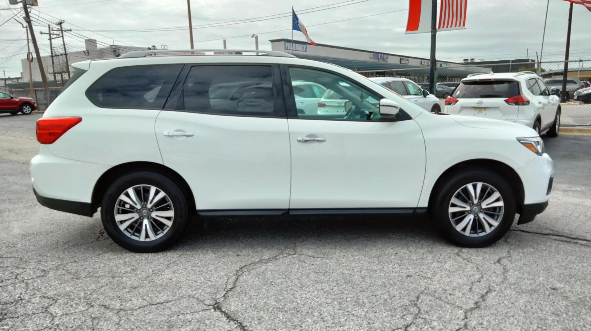 2020 White /Black Nissan Pathfinder SV (5N1DR2BN7LC) with an 3.5L V6 DOHC 24V engine, CVT transmission, located at 1842 Wirt Road, Houston, TX, 77055, (713) 973-3903, 29.805330, -95.484787 - Photo#5
