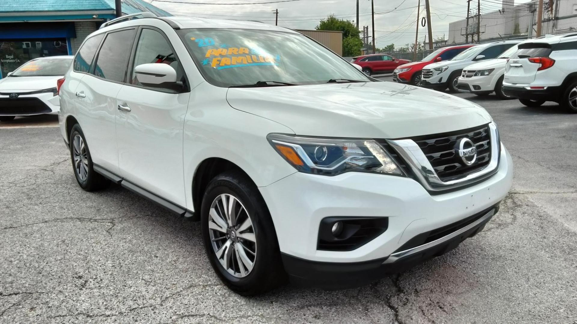 2020 White /Black Nissan Pathfinder SV (5N1DR2BN7LC) with an 3.5L V6 DOHC 24V engine, CVT transmission, located at 1842 Wirt Road, Houston, TX, 77055, (713) 973-3903, 29.805330, -95.484787 - Photo#6