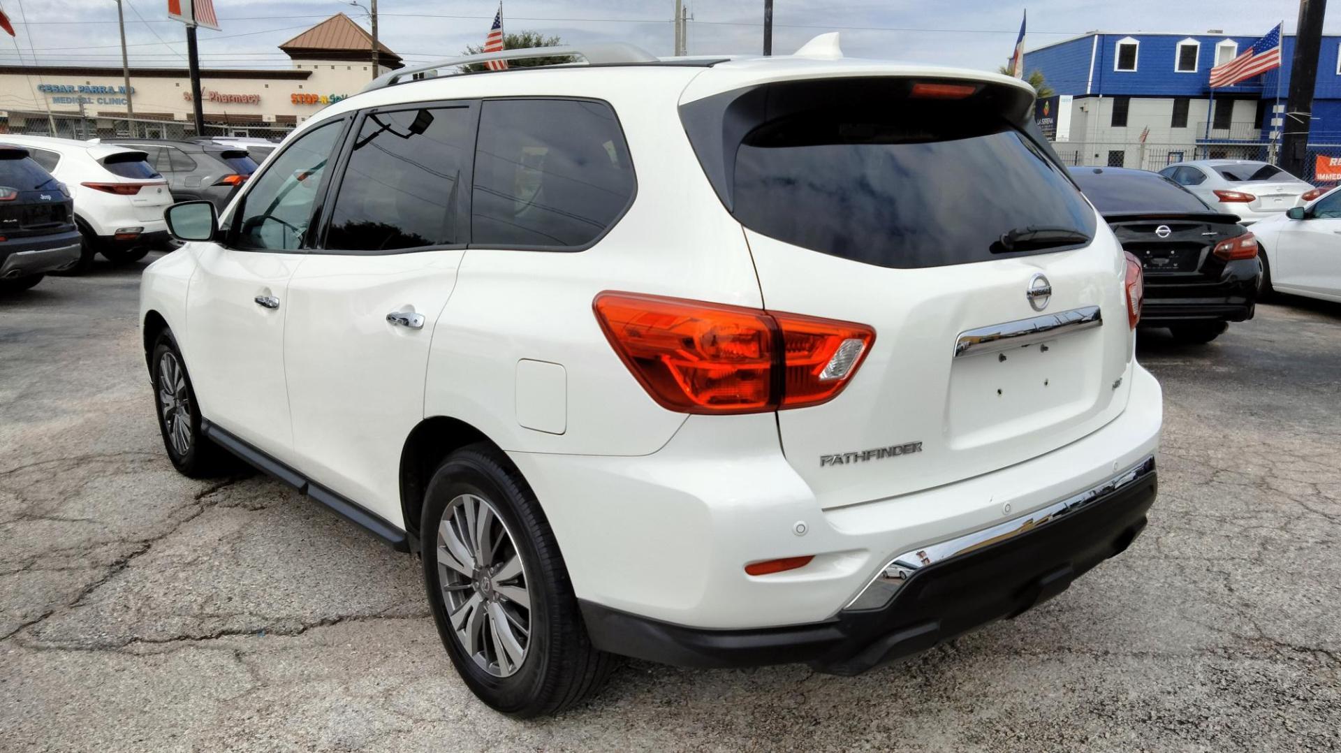 2020 White /Black Nissan Pathfinder SV (5N1DR2BN7LC) with an 3.5L V6 DOHC 24V engine, CVT transmission, located at 1842 Wirt Road, Houston, TX, 77055, (713) 973-3903, 29.805330, -95.484787 - Photo#2
