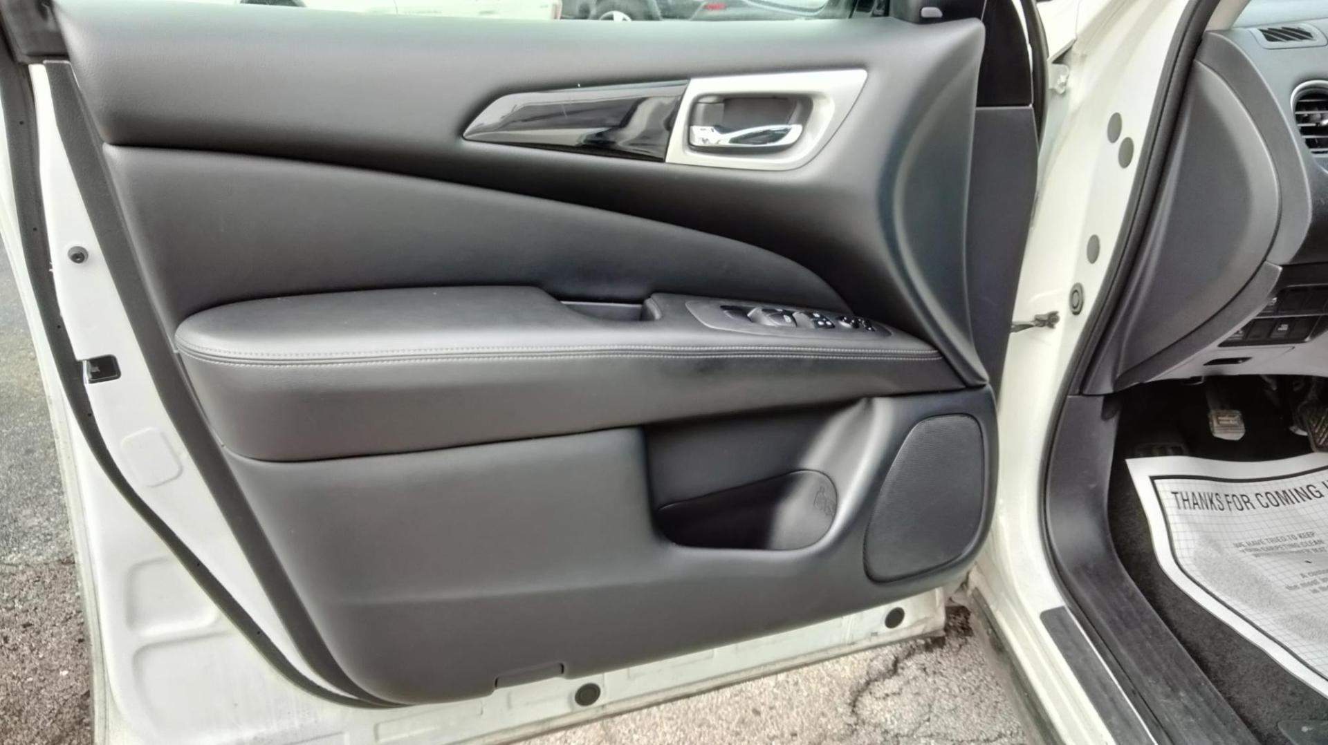 2020 White /Black Nissan Pathfinder SV (5N1DR2BN7LC) with an 3.5L V6 DOHC 24V engine, CVT transmission, located at 1842 Wirt Road, Houston, TX, 77055, (713) 973-3903, 29.805330, -95.484787 - Photo#9