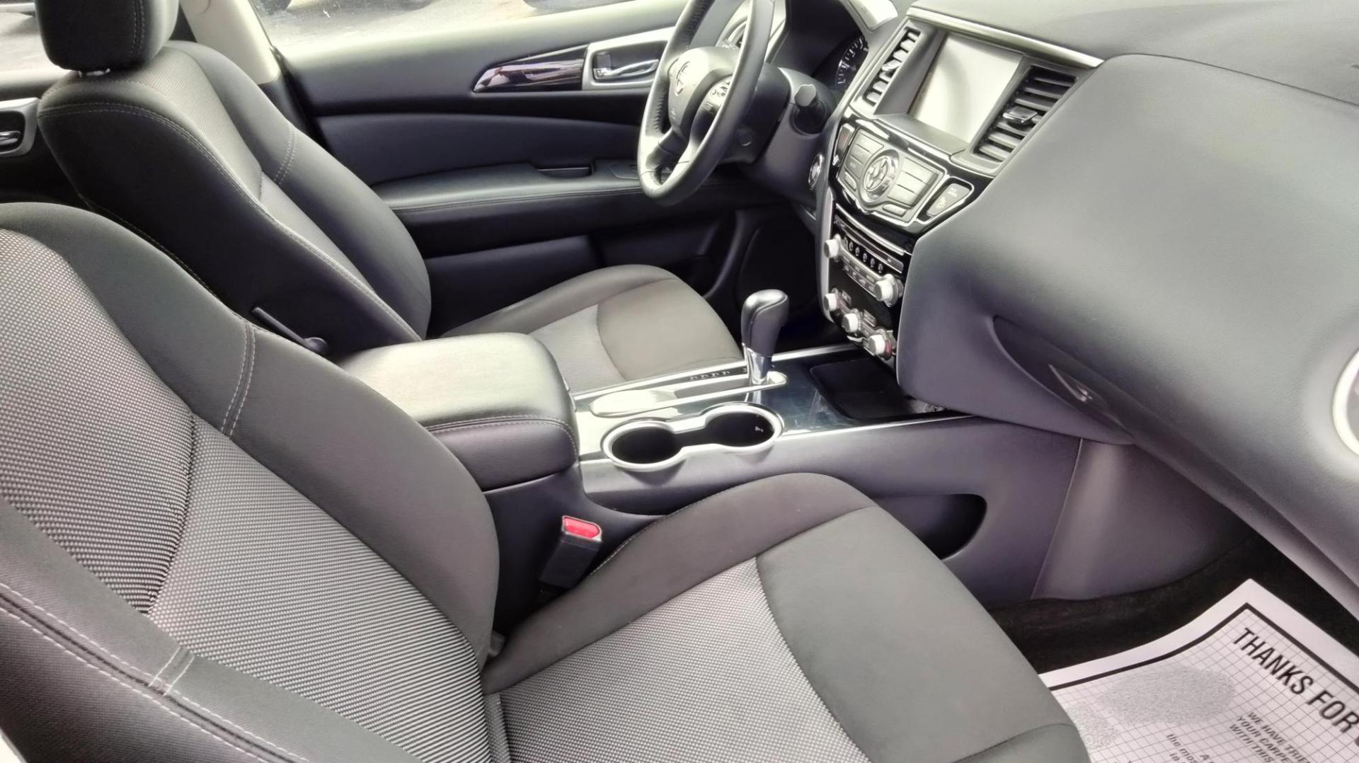 2020 White /Black Nissan Pathfinder SV (5N1DR2BN7LC) with an 3.5L V6 DOHC 24V engine, CVT transmission, located at 1842 Wirt Road, Houston, TX, 77055, (713) 973-3903, 29.805330, -95.484787 - Photo#12