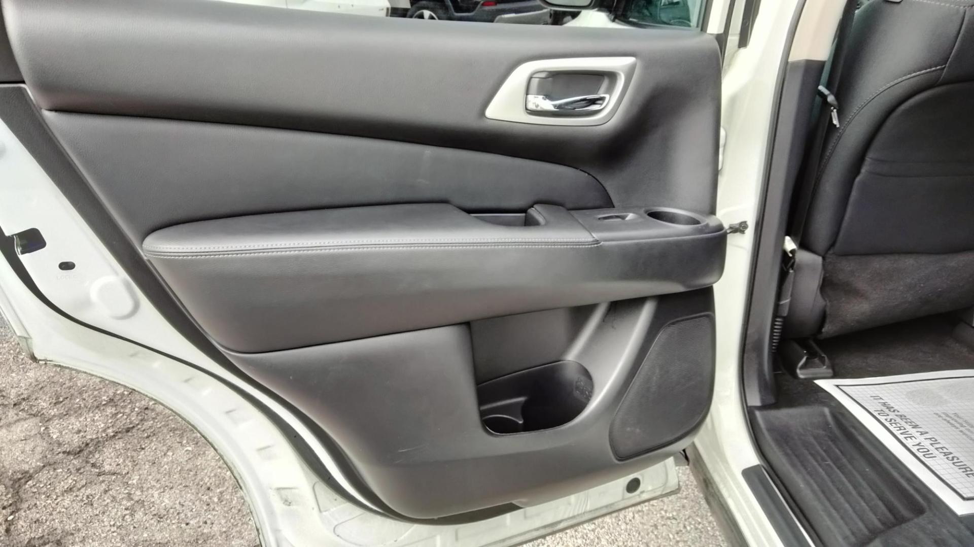 2020 White /Black Nissan Pathfinder SV (5N1DR2BN7LC) with an 3.5L V6 DOHC 24V engine, CVT transmission, located at 1842 Wirt Road, Houston, TX, 77055, (713) 973-3903, 29.805330, -95.484787 - Photo#11