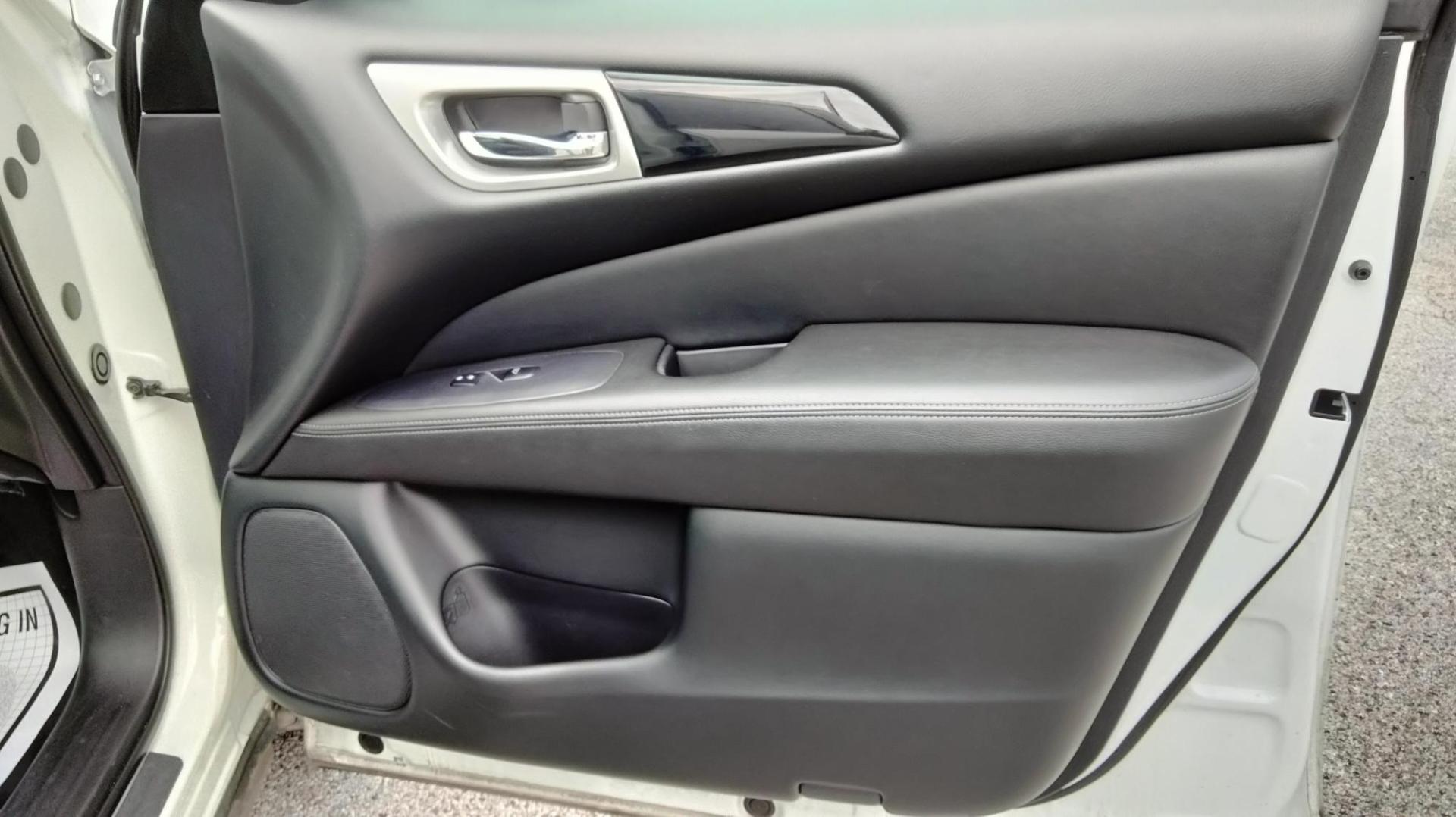 2020 White /Black Nissan Pathfinder SV (5N1DR2BN7LC) with an 3.5L V6 DOHC 24V engine, CVT transmission, located at 1842 Wirt Road, Houston, TX, 77055, (713) 973-3903, 29.805330, -95.484787 - Photo#13