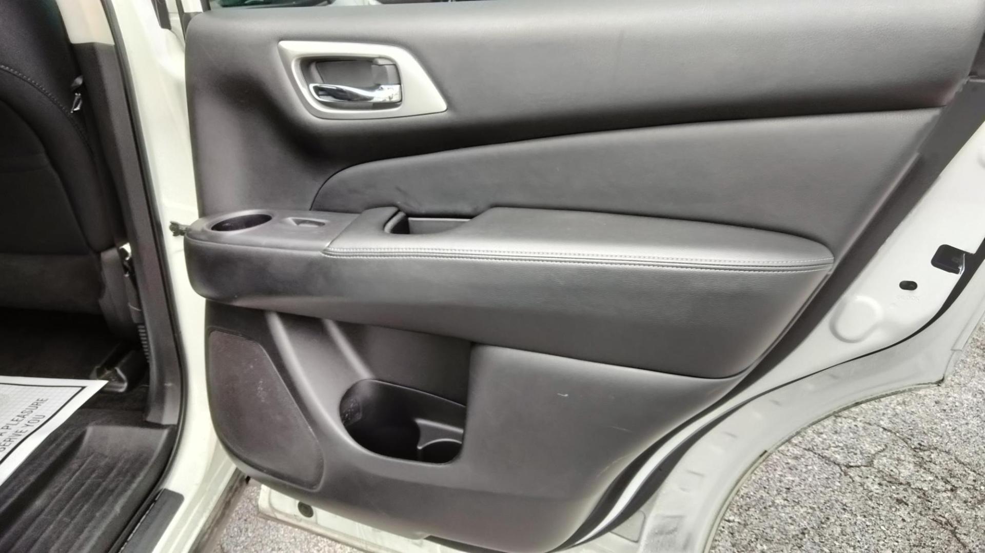 2020 White /Black Nissan Pathfinder SV (5N1DR2BN7LC) with an 3.5L V6 DOHC 24V engine, CVT transmission, located at 1842 Wirt Road, Houston, TX, 77055, (713) 973-3903, 29.805330, -95.484787 - Photo#15