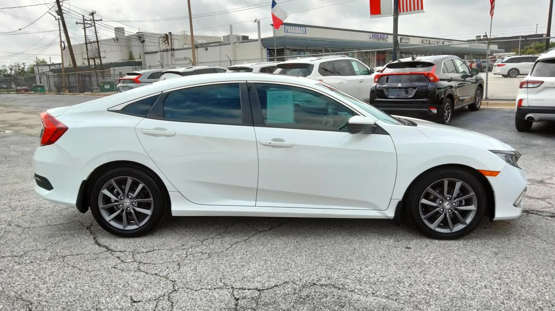 2020 White /Black Honda Civic EX-L Sedan CVT (19XFC1F77LE) with an 1.5L L4 DOHC 16V TURBO engine, CVT transmission, located at 1842 Wirt Road, Houston, TX, 77055, (713) 973-3903, 29.805330, -95.484787 - Photo#5