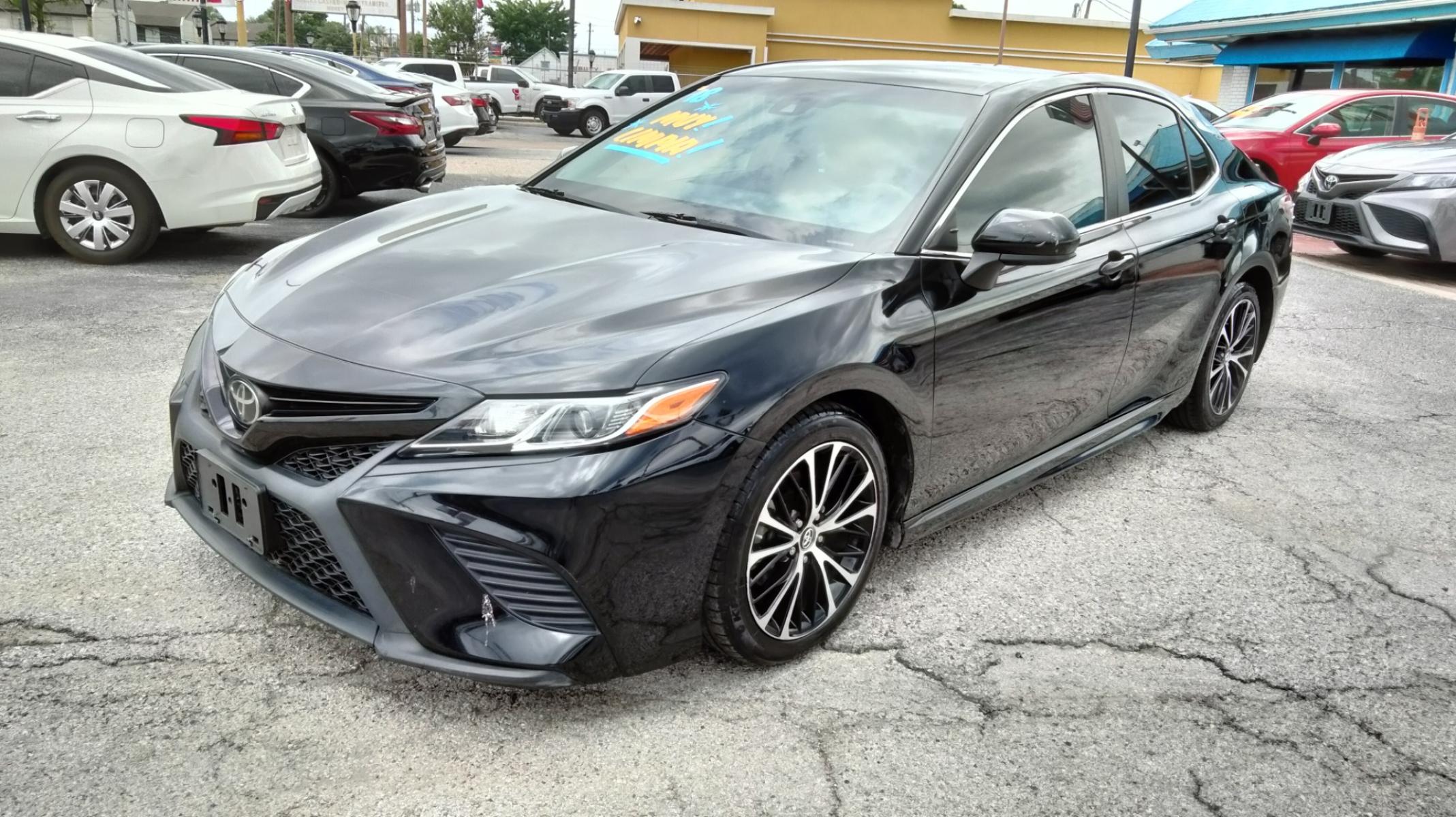 2018 /BLACK Toyota Camry SE (4T1B11HK9JU) with an 2.5L L4 DOHC 16V engine, 8A transmission, located at 1842 Wirt Road, Houston, TX, 77055, (713) 973-3903, 29.805330, -95.484787 - Photo #0