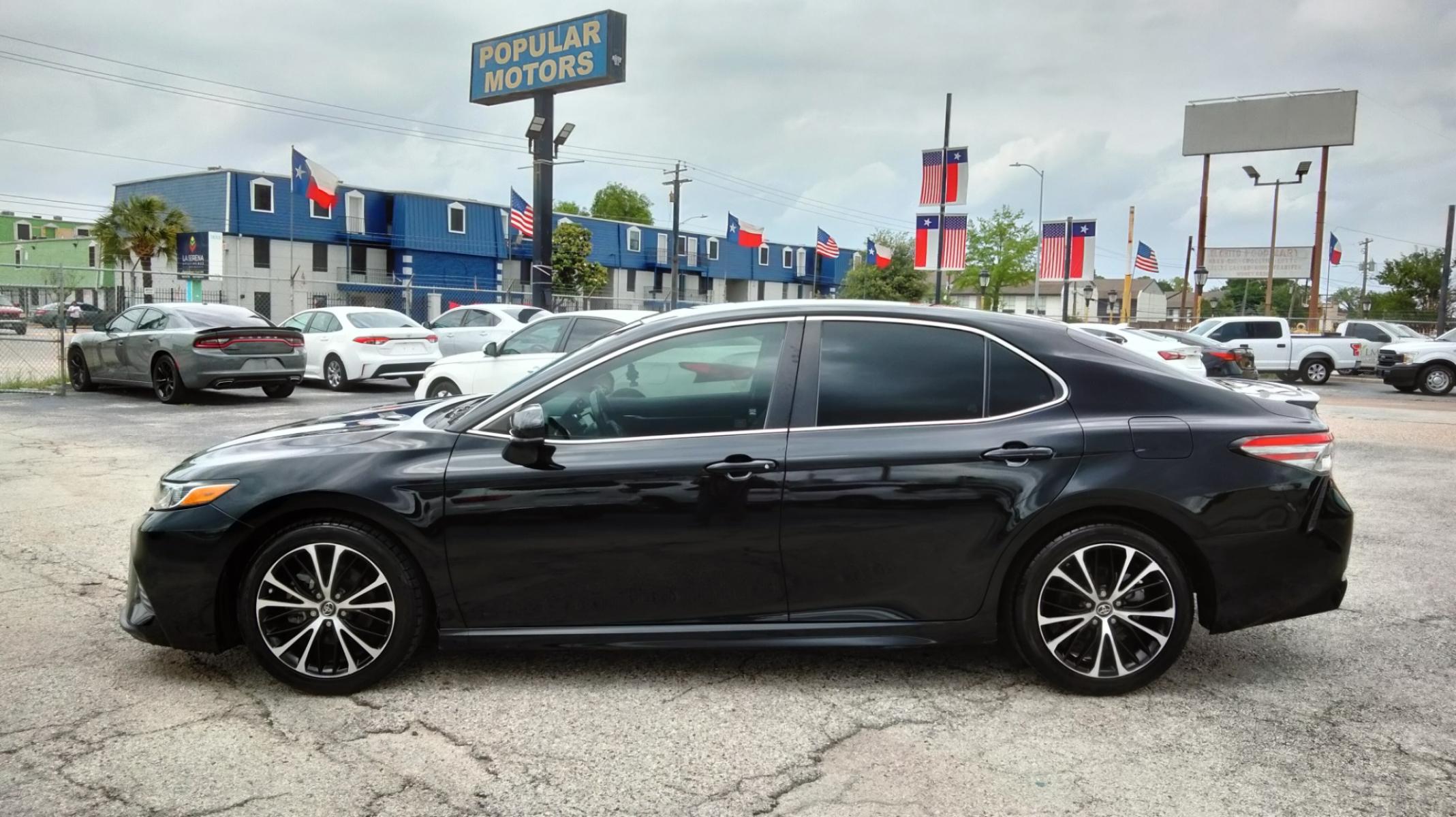 2018 /BLACK Toyota Camry SE (4T1B11HK9JU) with an 2.5L L4 DOHC 16V engine, 8A transmission, located at 1842 Wirt Road, Houston, TX, 77055, (713) 973-3903, 29.805330, -95.484787 - Photo #1