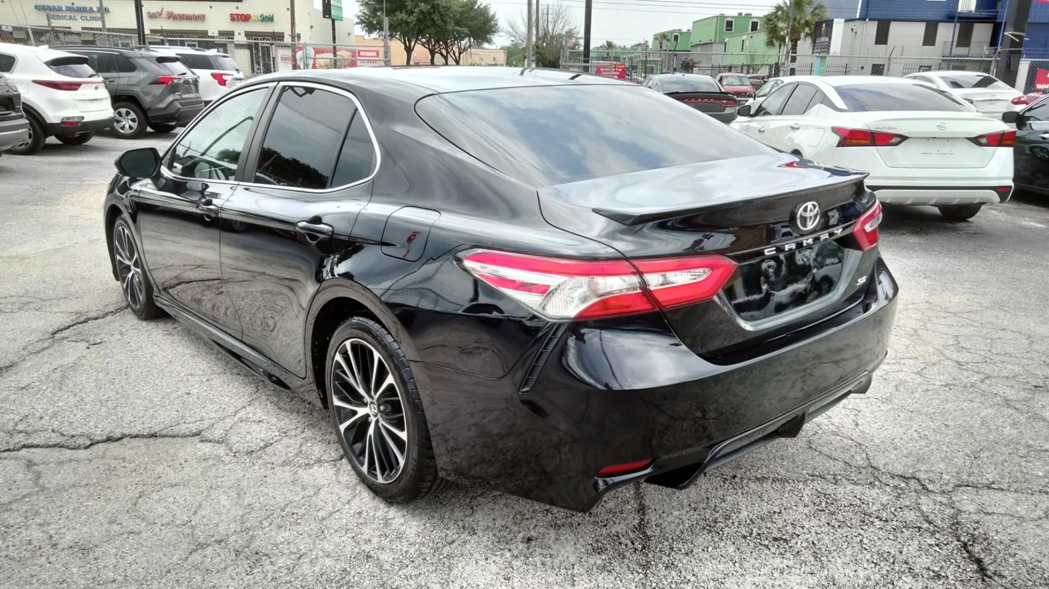 2018 /BLACK Toyota Camry SE (4T1B11HK9JU) with an 2.5L L4 DOHC 16V engine, 8A transmission, located at 1842 Wirt Road, Houston, TX, 77055, (713) 973-3903, 29.805330, -95.484787 - Photo #2