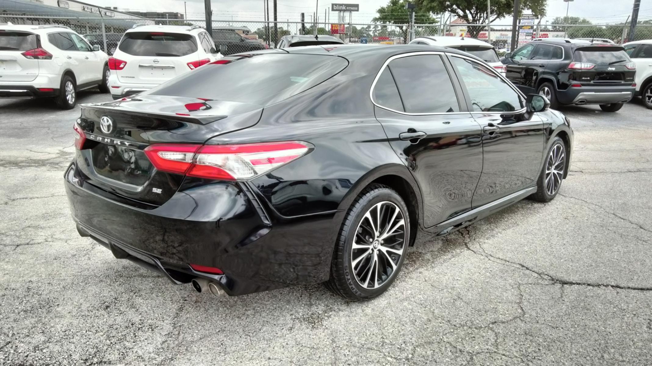 2018 /BLACK Toyota Camry SE (4T1B11HK9JU) with an 2.5L L4 DOHC 16V engine, 8A transmission, located at 1842 Wirt Road, Houston, TX, 77055, (713) 973-3903, 29.805330, -95.484787 - Photo #4