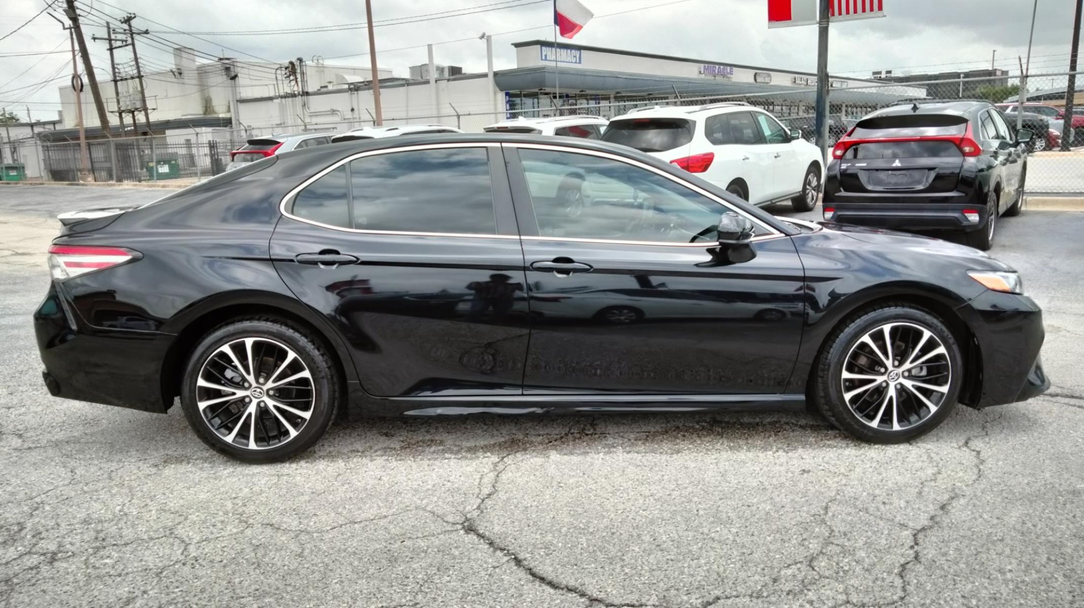 2018 /BLACK Toyota Camry SE (4T1B11HK9JU) with an 2.5L L4 DOHC 16V engine, 8A transmission, located at 1842 Wirt Road, Houston, TX, 77055, (713) 973-3903, 29.805330, -95.484787 - Photo #5