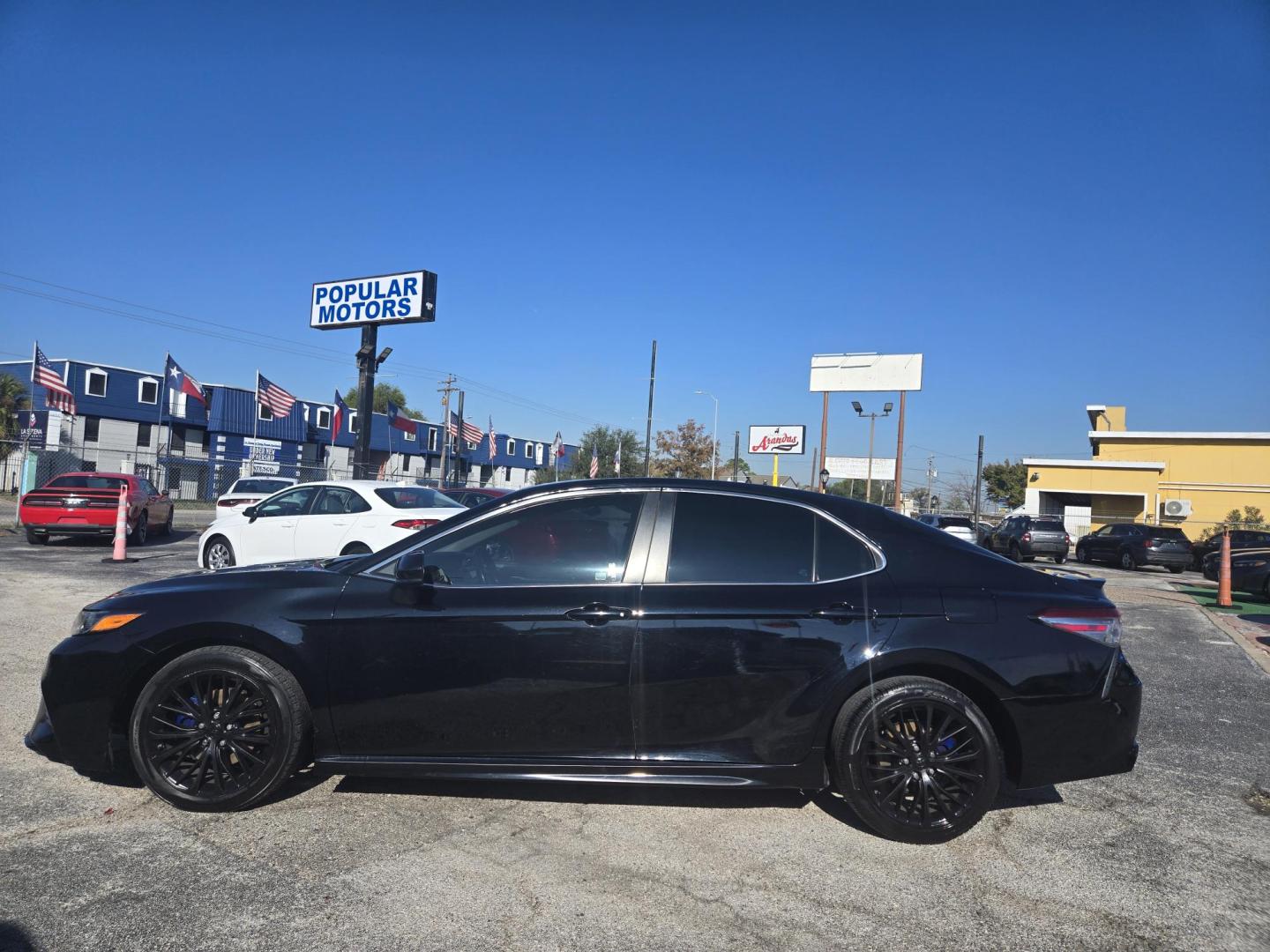 2018 Black /BLACK Toyota Camry SE (4T1B11HK9JU) with an 2.5L L4 DOHC 16V engine, 8A transmission, located at 1842 Wirt Road, Houston, TX, 77055, (713) 973-3903, 29.805330, -95.484787 - Photo#1