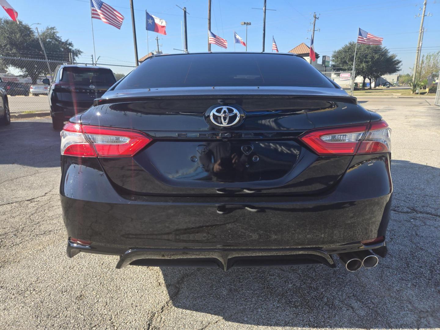 2018 Black /BLACK Toyota Camry SE (4T1B11HK9JU) with an 2.5L L4 DOHC 16V engine, 8A transmission, located at 1842 Wirt Road, Houston, TX, 77055, (713) 973-3903, 29.805330, -95.484787 - Photo#3