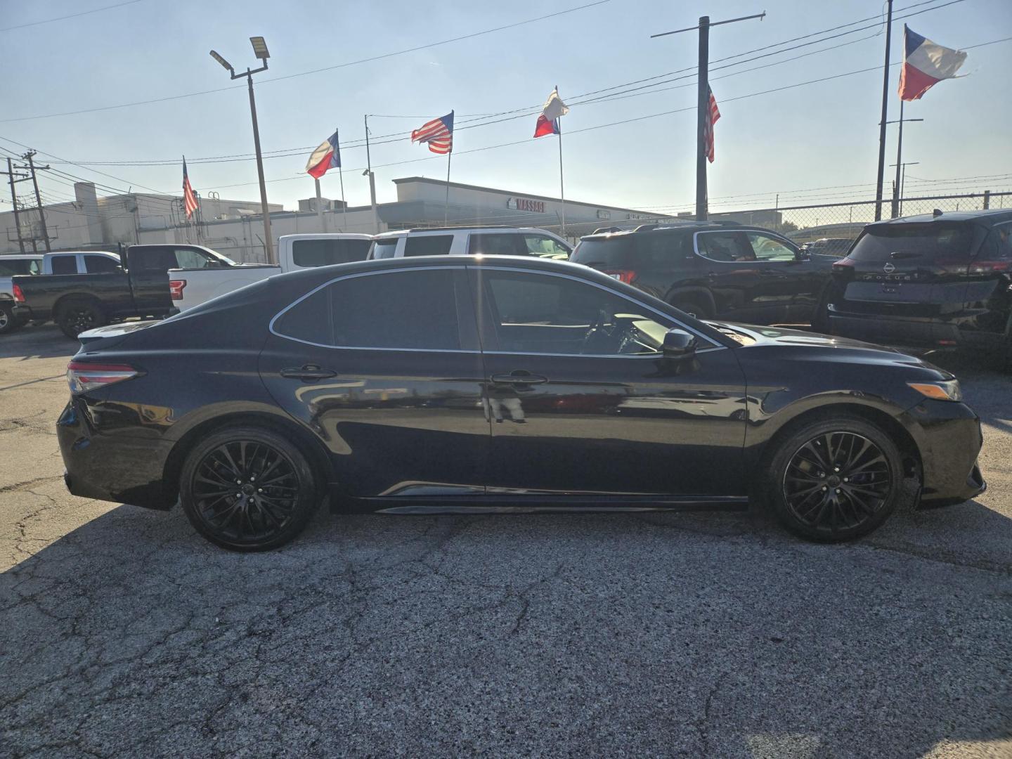 2018 Black /BLACK Toyota Camry SE (4T1B11HK9JU) with an 2.5L L4 DOHC 16V engine, 8A transmission, located at 1842 Wirt Road, Houston, TX, 77055, (713) 973-3903, 29.805330, -95.484787 - Photo#5