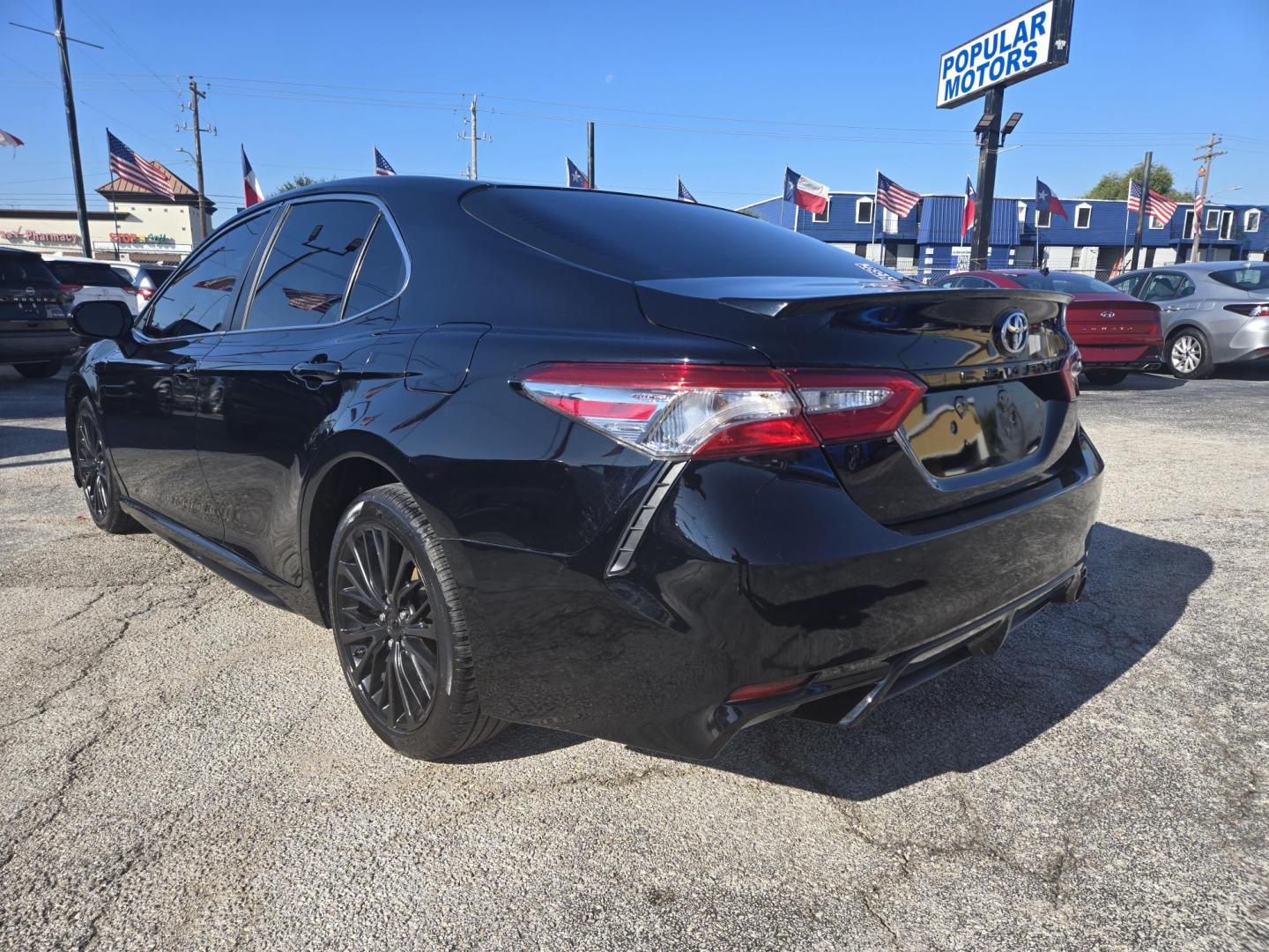 2018 Black /BLACK Toyota Camry SE (4T1B11HK9JU) with an 2.5L L4 DOHC 16V engine, 8A transmission, located at 1842 Wirt Road, Houston, TX, 77055, (713) 973-3903, 29.805330, -95.484787 - Photo#2