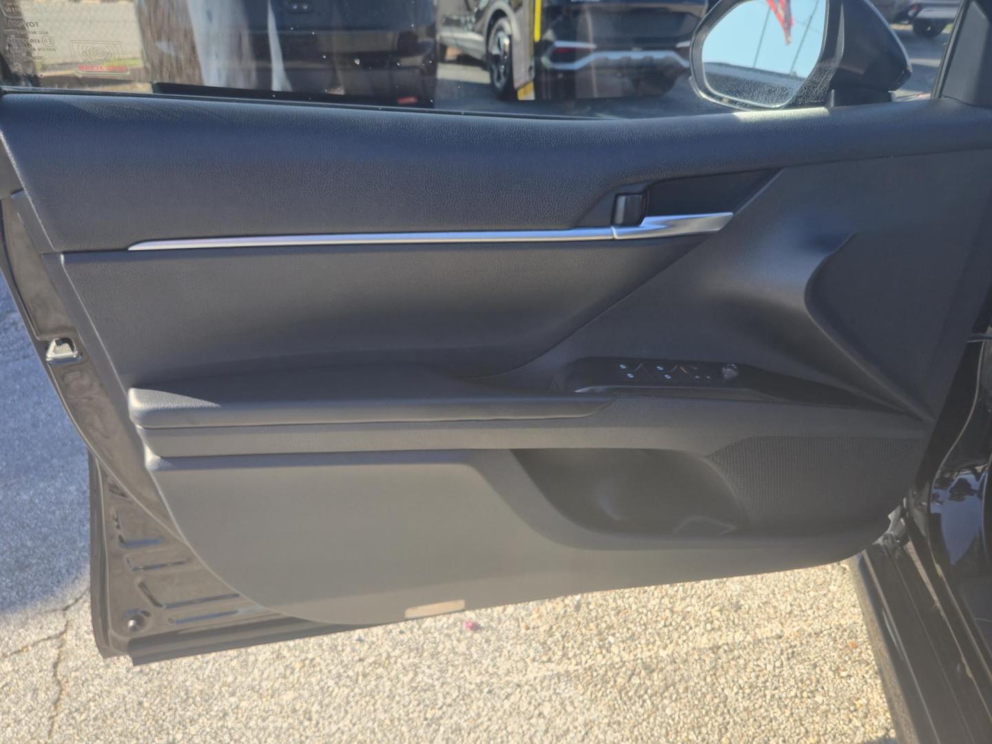 2018 Black /BLACK Toyota Camry SE (4T1B11HK9JU) with an 2.5L L4 DOHC 16V engine, 8A transmission, located at 1842 Wirt Road, Houston, TX, 77055, (713) 973-3903, 29.805330, -95.484787 - Photo#9