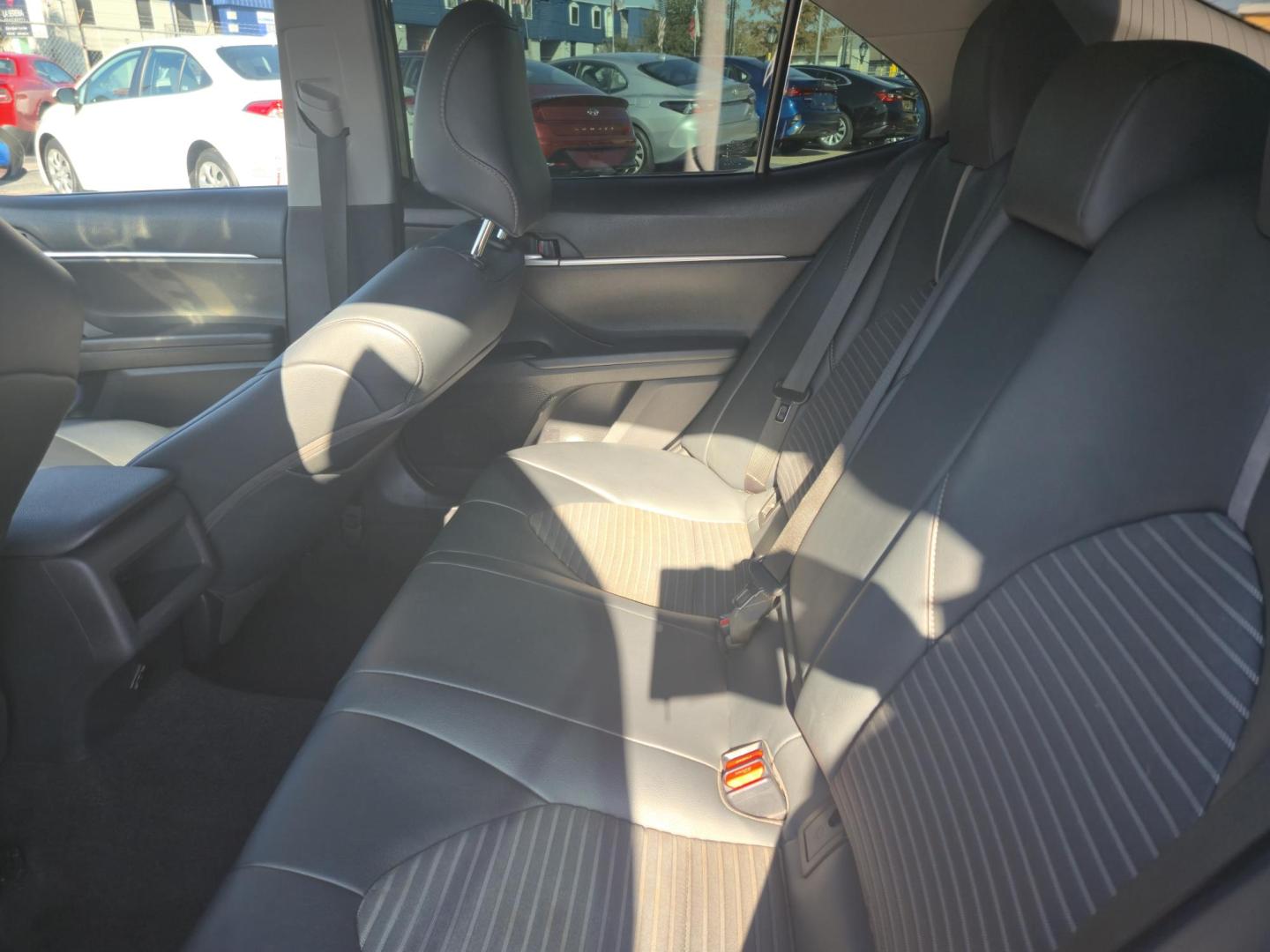 2018 Black /BLACK Toyota Camry SE (4T1B11HK9JU) with an 2.5L L4 DOHC 16V engine, 8A transmission, located at 1842 Wirt Road, Houston, TX, 77055, (713) 973-3903, 29.805330, -95.484787 - Photo#10