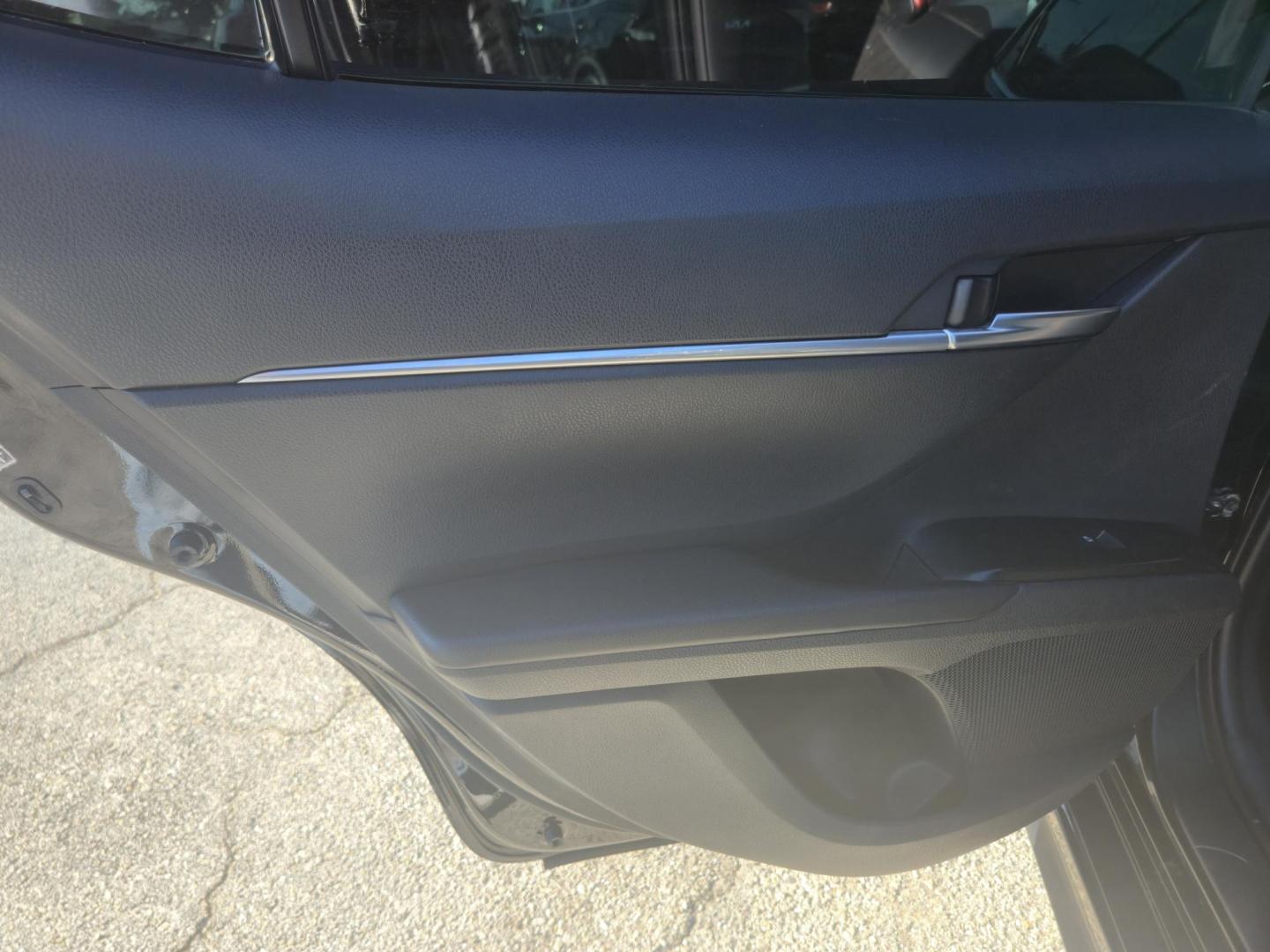 2018 Black /BLACK Toyota Camry SE (4T1B11HK9JU) with an 2.5L L4 DOHC 16V engine, 8A transmission, located at 1842 Wirt Road, Houston, TX, 77055, (713) 973-3903, 29.805330, -95.484787 - Photo#11