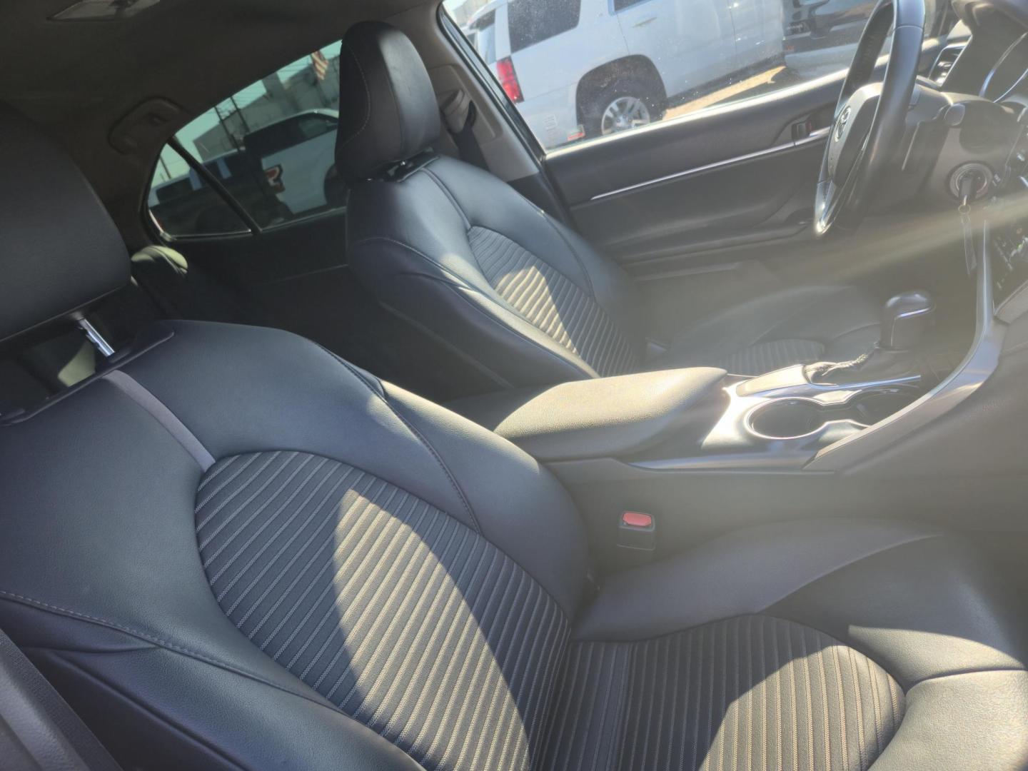 2018 Black /BLACK Toyota Camry SE (4T1B11HK9JU) with an 2.5L L4 DOHC 16V engine, 8A transmission, located at 1842 Wirt Road, Houston, TX, 77055, (713) 973-3903, 29.805330, -95.484787 - Photo#12