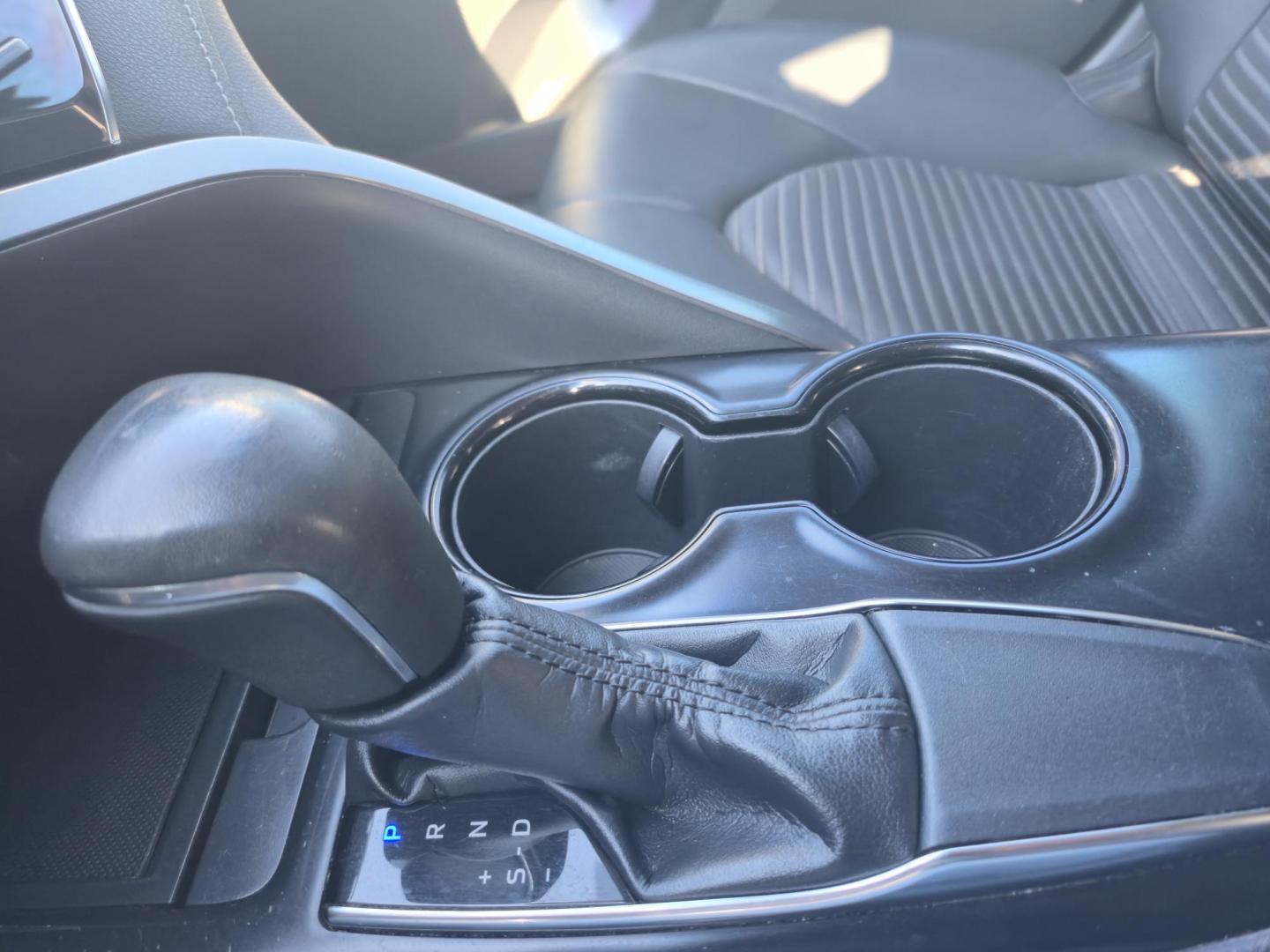 2018 Black /BLACK Toyota Camry SE (4T1B11HK9JU) with an 2.5L L4 DOHC 16V engine, 8A transmission, located at 1842 Wirt Road, Houston, TX, 77055, (713) 973-3903, 29.805330, -95.484787 - Photo#21