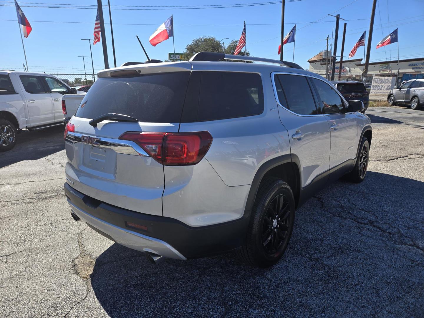 2019 Silver /Black GMC Acadia SLT-1 FWD (1GKKNMLS1KZ) with an 3.6L V6 DOHC 24V engine, 6A transmission, located at 1842 Wirt Road, Houston, TX, 77055, (713) 973-3903, 29.805330, -95.484787 - Photo#4