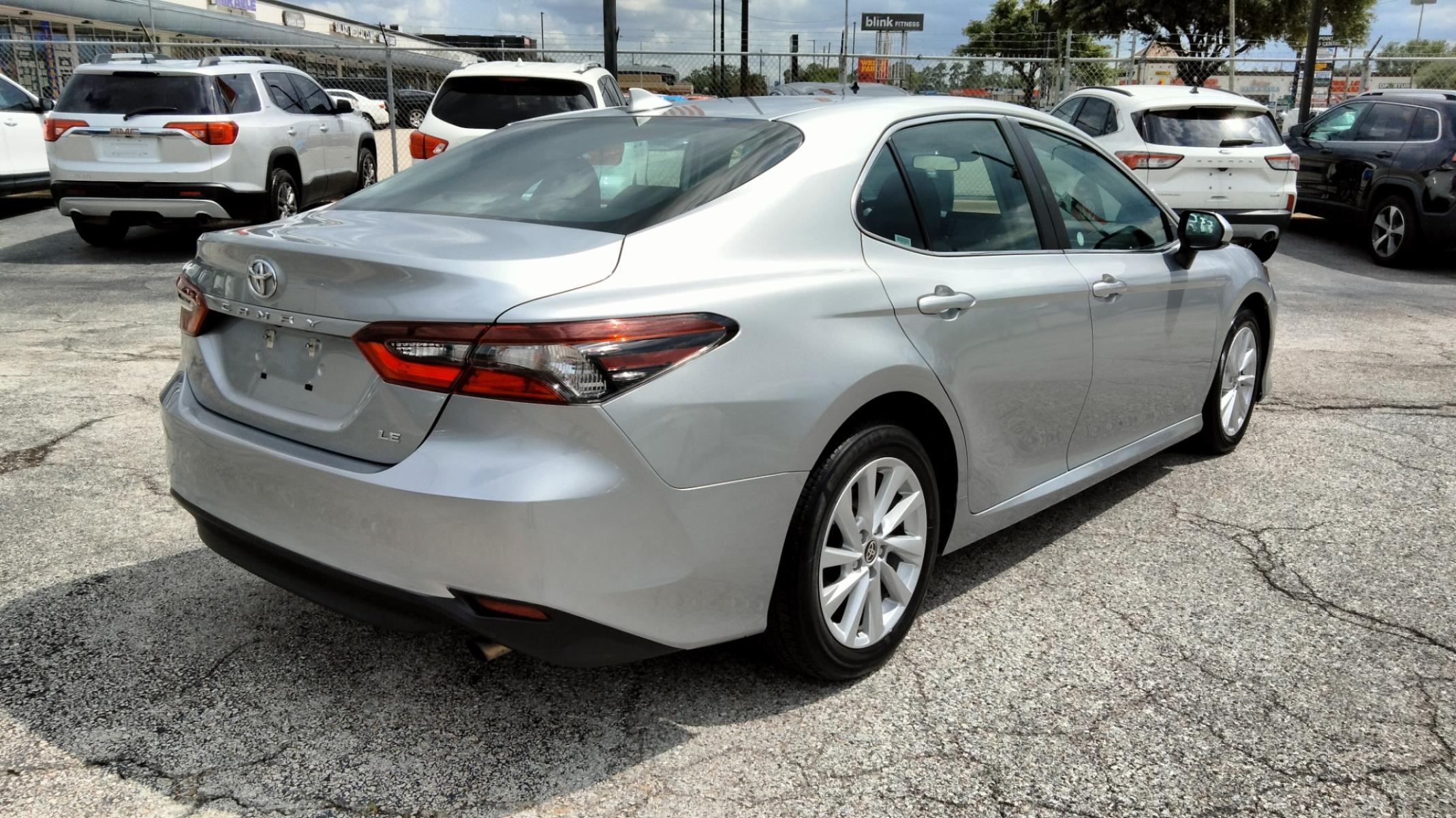 2022 Toyota Camry LE (4T1C11AK3NU) with an 2.5L L4 DOHC 16V engine, 8A transmission, located at 1842 Wirt Road, Houston, TX, 77055, (713) 973-3903, 29.805330, -95.484787 - Photo #4