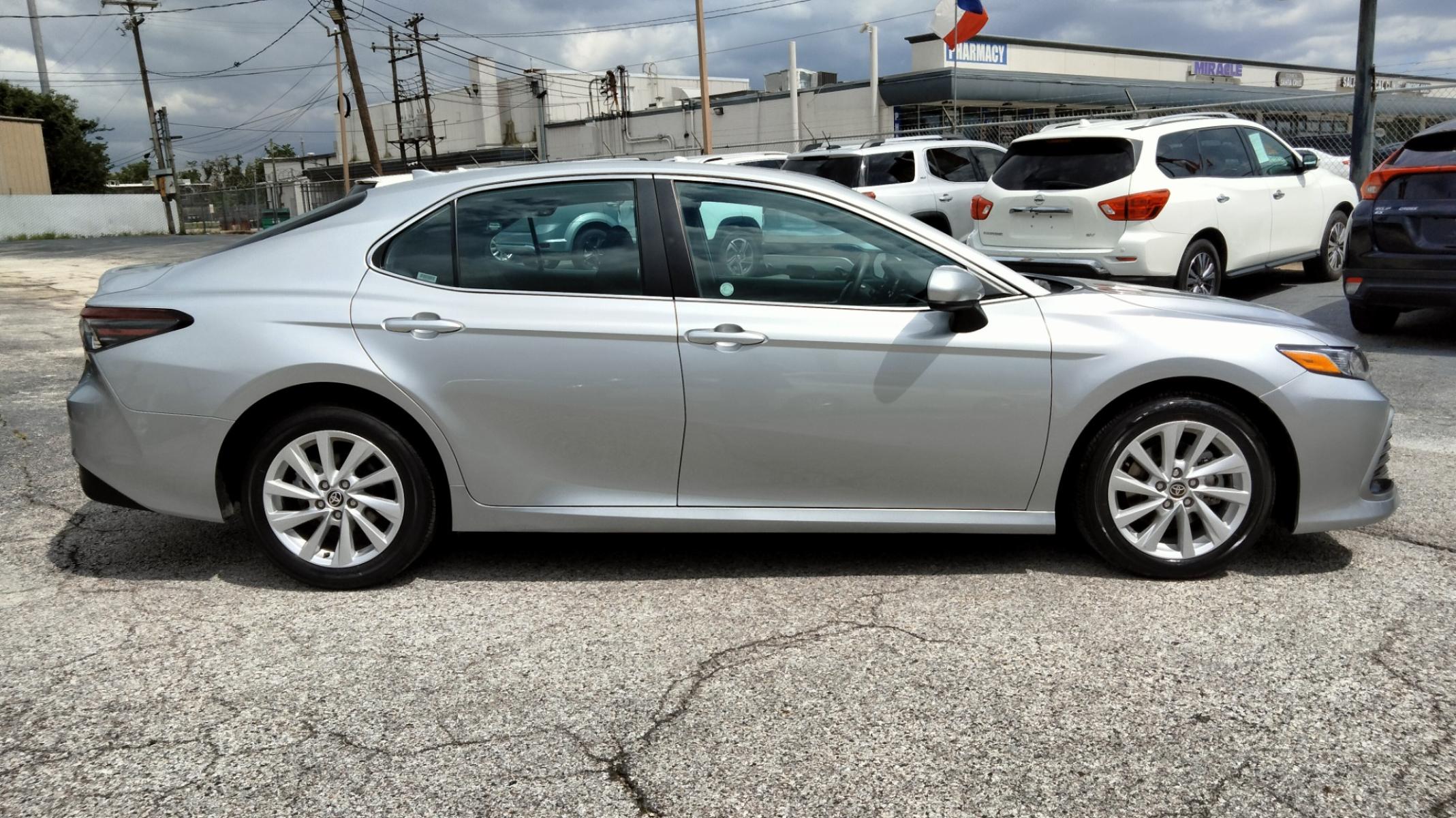 2022 Toyota Camry LE (4T1C11AK3NU) with an 2.5L L4 DOHC 16V engine, 8A transmission, located at 1842 Wirt Road, Houston, TX, 77055, (713) 973-3903, 29.805330, -95.484787 - Photo #5