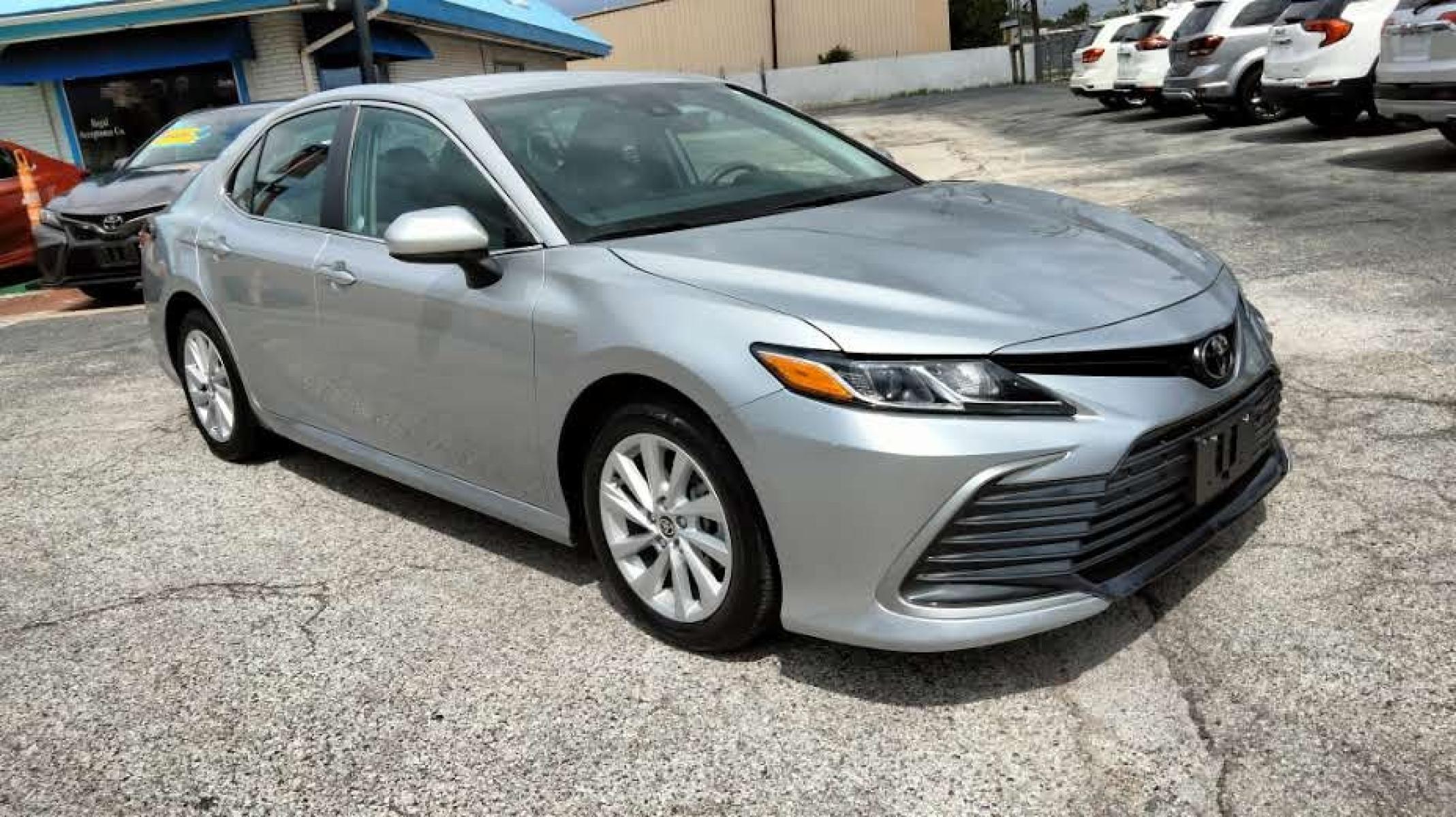 2022 Silver /Gray Toyota Camry LE (4T1C11AK3NU) with an 2.5L L4 DOHC 16V engine, 8A transmission, located at 1842 Wirt Road, Houston, TX, 77055, (713) 973-3903, 29.805330, -95.484787 - Photo #6