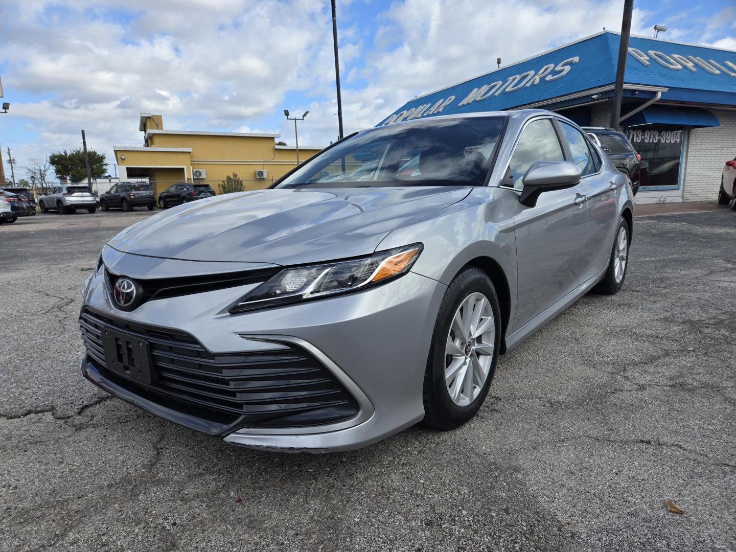 2022 Silver /Gray Toyota Camry LE (4T1C11AK3NU) with an 2.5L L4 DOHC 16V engine, 8A transmission, located at 1842 Wirt Road, Houston, TX, 77055, (713) 973-3903, 29.805330, -95.484787 - Photo#0