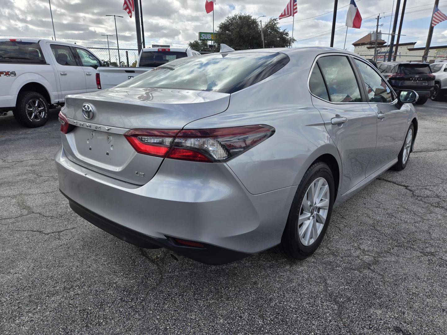 2022 Silver /Gray Toyota Camry LE (4T1C11AK3NU) with an 2.5L L4 DOHC 16V engine, 8A transmission, located at 1842 Wirt Road, Houston, TX, 77055, (713) 973-3903, 29.805330, -95.484787 - Photo#4