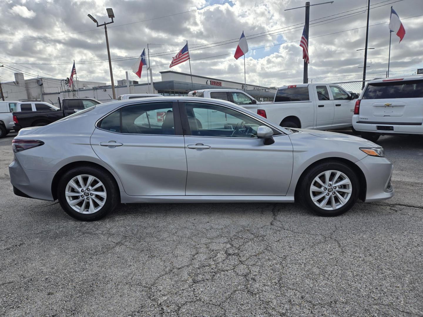2022 Silver /Gray Toyota Camry LE (4T1C11AK3NU) with an 2.5L L4 DOHC 16V engine, 8A transmission, located at 1842 Wirt Road, Houston, TX, 77055, (713) 973-3903, 29.805330, -95.484787 - Photo#5