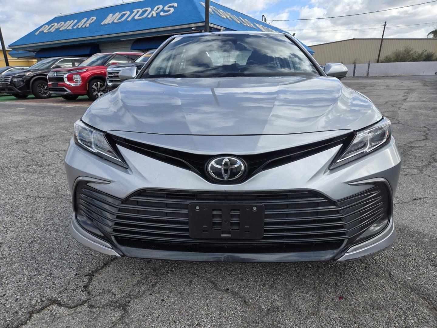 2022 Silver /Gray Toyota Camry LE (4T1C11AK3NU) with an 2.5L L4 DOHC 16V engine, 8A transmission, located at 1842 Wirt Road, Houston, TX, 77055, (713) 973-3903, 29.805330, -95.484787 - Photo#7