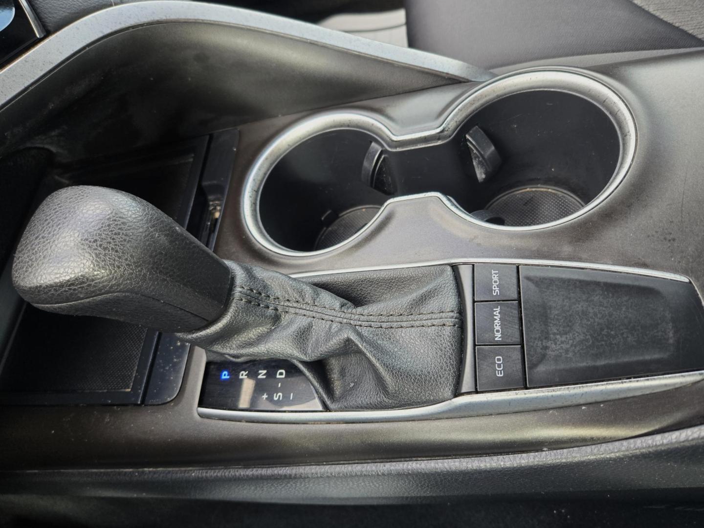 2022 Silver /Gray Toyota Camry LE (4T1C11AK3NU) with an 2.5L L4 DOHC 16V engine, 8A transmission, located at 1842 Wirt Road, Houston, TX, 77055, (713) 973-3903, 29.805330, -95.484787 - Photo#21