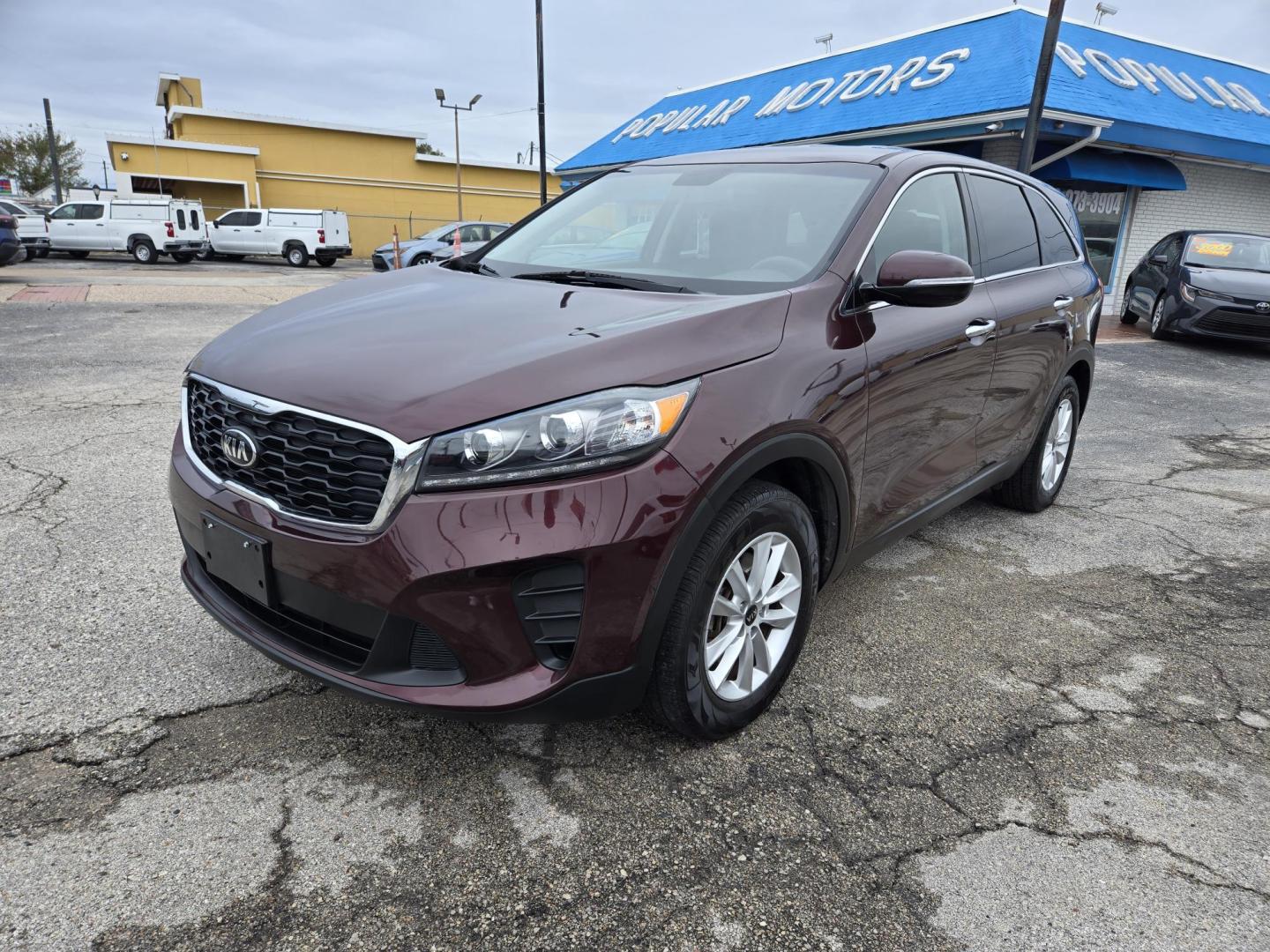 2019 MARRON /Gray Kia Sorento LX 2WD (5XYPG4A32KG) with an 2.4L L4 DOHC 16V engine, 6A transmission, located at 1842 Wirt Road, Houston, TX, 77055, (713) 973-3903, 29.805330, -95.484787 - Photo#0