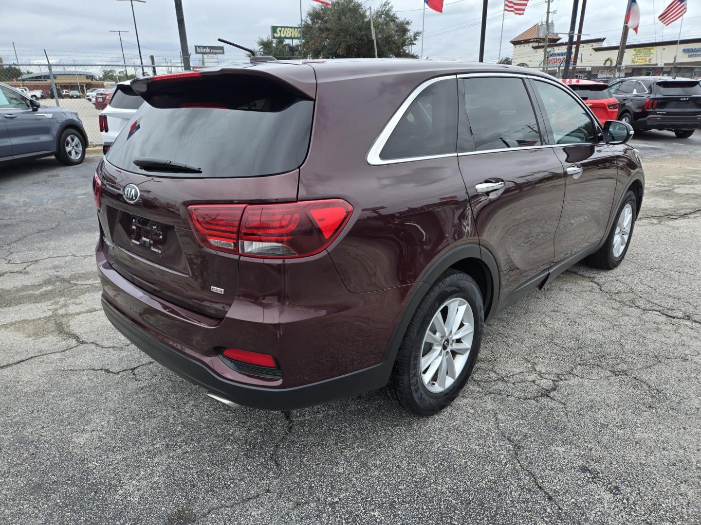 2019 MARRON /Gray Kia Sorento LX 2WD (5XYPG4A32KG) with an 2.4L L4 DOHC 16V engine, 6A transmission, located at 1842 Wirt Road, Houston, TX, 77055, (713) 973-3903, 29.805330, -95.484787 - Photo#4