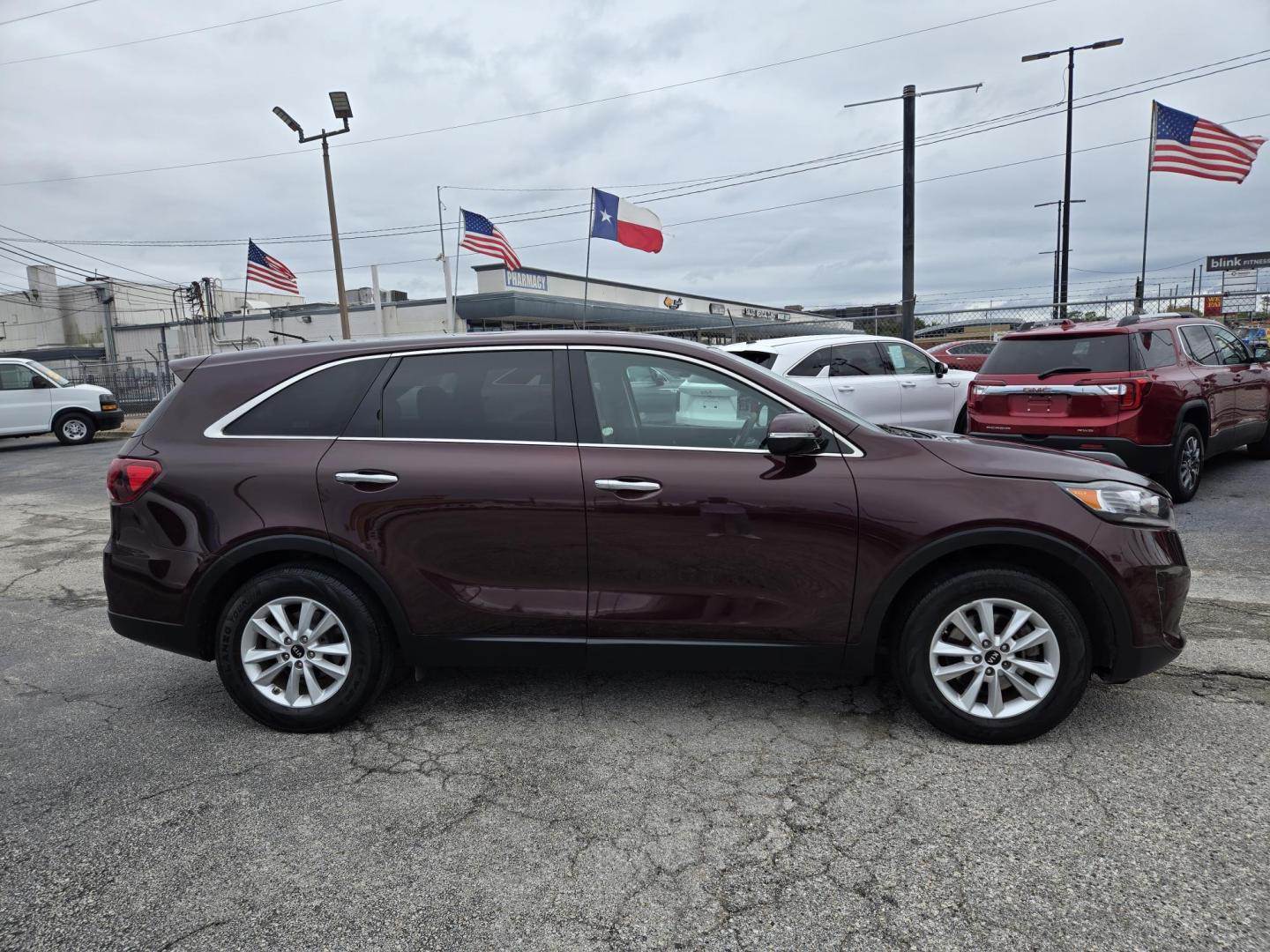 2019 MARRON /Gray Kia Sorento LX 2WD (5XYPG4A32KG) with an 2.4L L4 DOHC 16V engine, 6A transmission, located at 1842 Wirt Road, Houston, TX, 77055, (713) 973-3903, 29.805330, -95.484787 - Photo#5