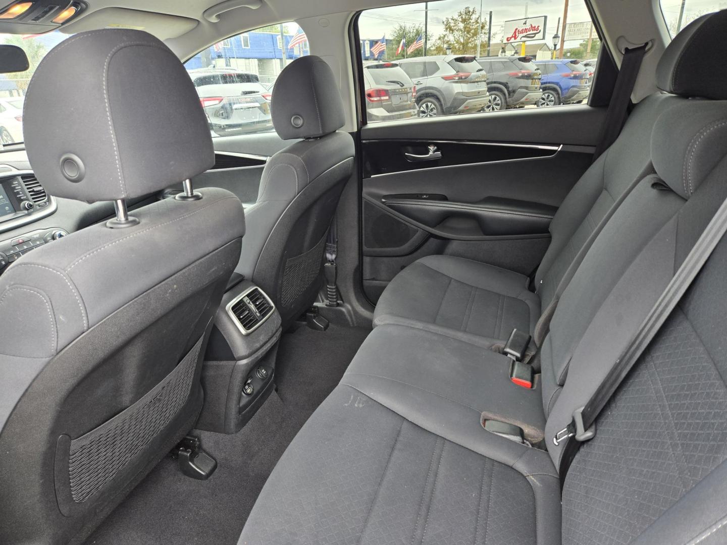 2019 MARRON /Gray Kia Sorento LX 2WD (5XYPG4A32KG) with an 2.4L L4 DOHC 16V engine, 6A transmission, located at 1842 Wirt Road, Houston, TX, 77055, (713) 973-3903, 29.805330, -95.484787 - Photo#10