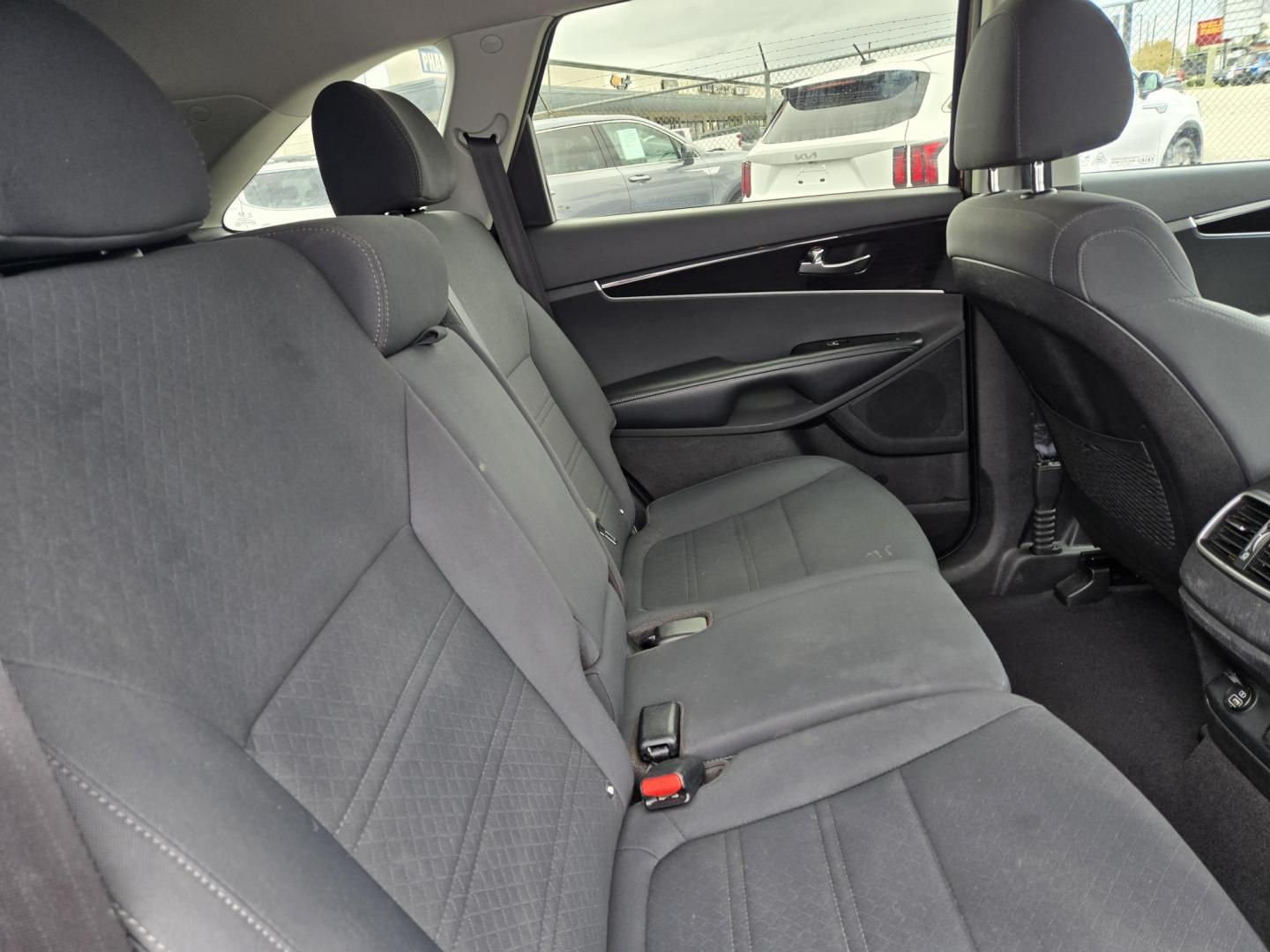 2019 MARRON /Gray Kia Sorento LX 2WD (5XYPG4A32KG) with an 2.4L L4 DOHC 16V engine, 6A transmission, located at 1842 Wirt Road, Houston, TX, 77055, (713) 973-3903, 29.805330, -95.484787 - Photo#14