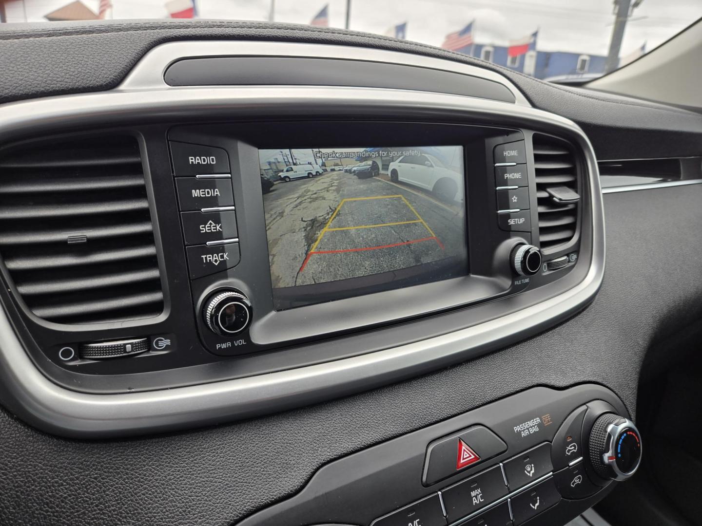 2019 MARRON /Gray Kia Sorento LX 2WD (5XYPG4A32KG) with an 2.4L L4 DOHC 16V engine, 6A transmission, located at 1842 Wirt Road, Houston, TX, 77055, (713) 973-3903, 29.805330, -95.484787 - Photo#18